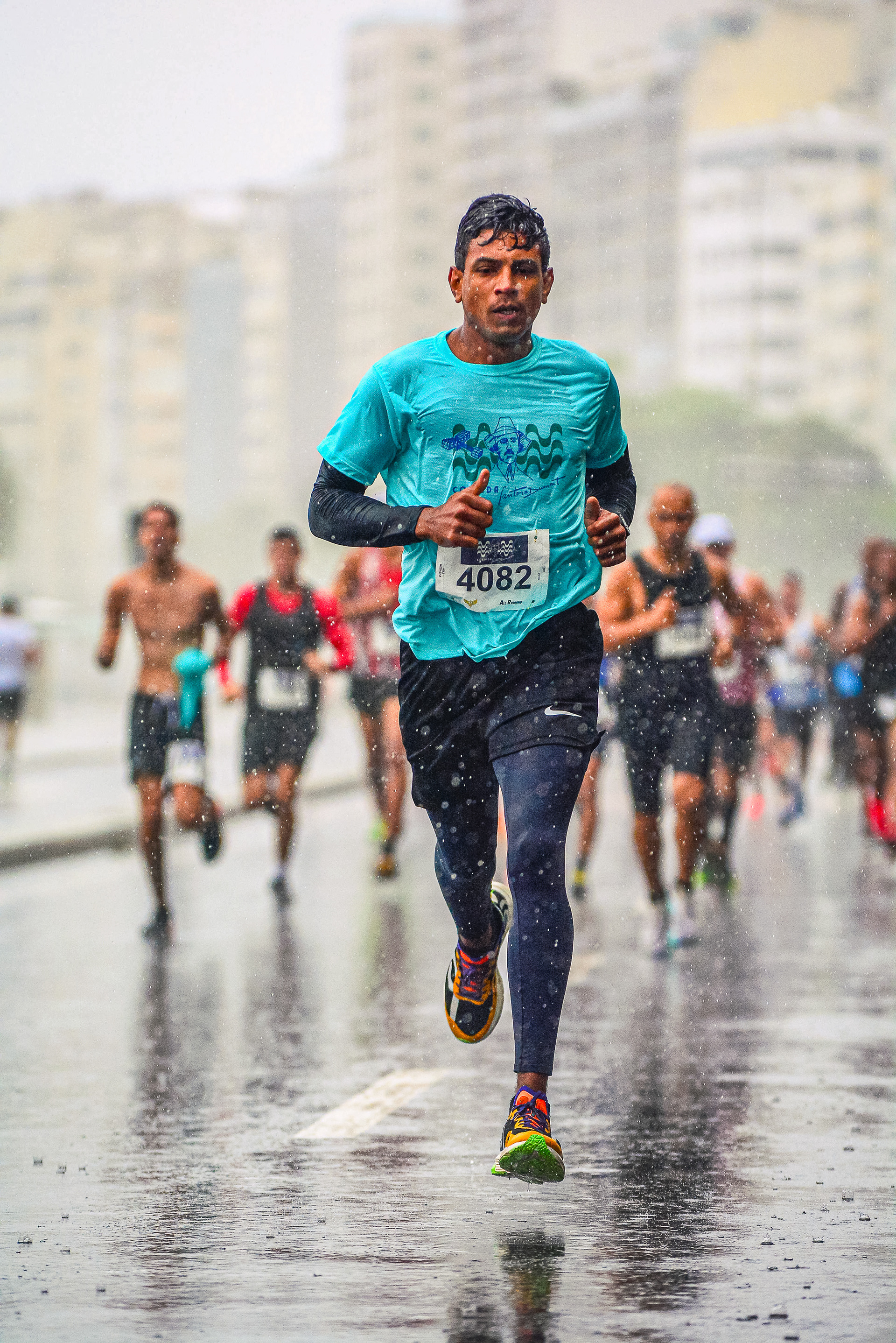 Atleta duAtleta corre na chuva durante a Corrida Santos Dumont, em Copacabana, no Rio de Janeiro (RJ) - 20/10/2024rante a Corrida Santos Dumont, em Copacabana, no Rio de Janeiro (RJ) - 20/10/2024