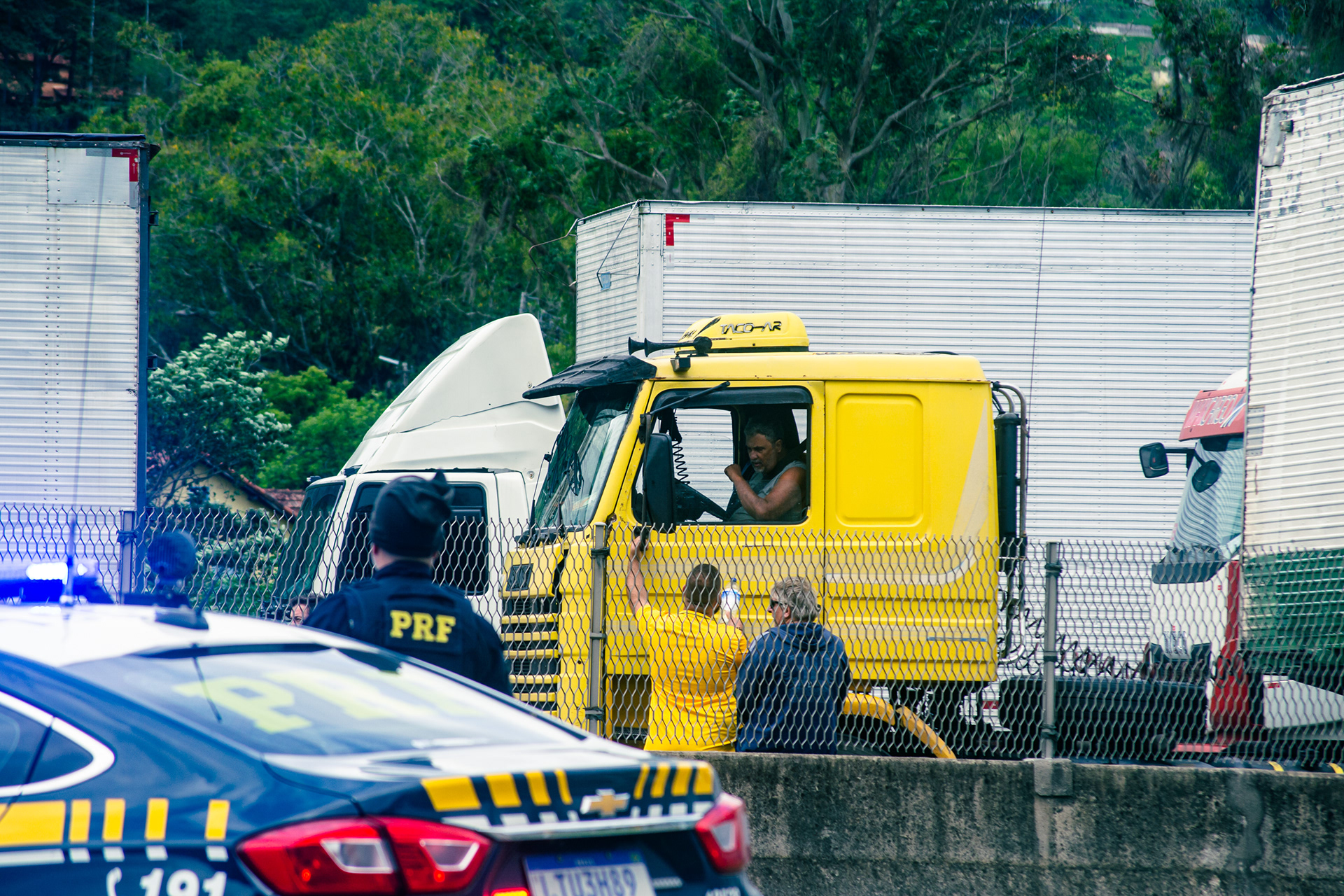 Caminhoneiro tenta furar bloqueio de bolsonaristas na BR-040, mas é impedido, enquanto agente da PRF observa - Petrópolis (RJ), 1º de novembro de 2022.