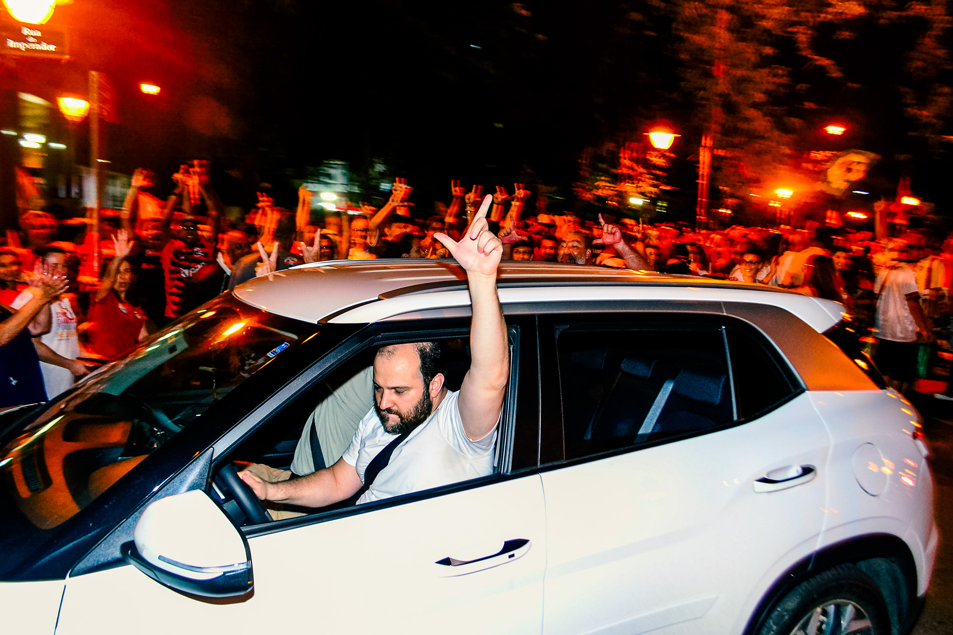 Eleitores comemoram vitória de Lula no segundo turno das eleições presidenciais - Petrópolis (RJ), 30 de outubro de 2022.