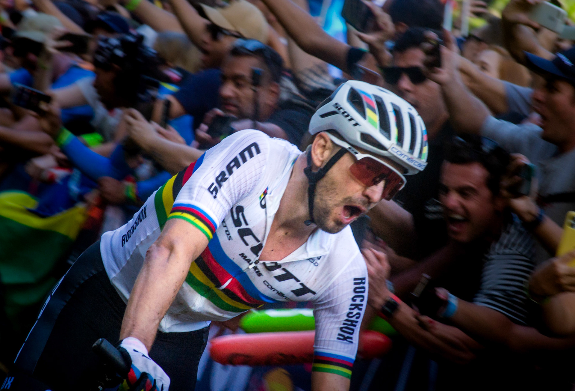 Nino Schurter (SCOTT-SRAM) after crossing the finish line and winning the XCO of the MTB World Cup, in Petrópolis. With the victory, Swiss equaled Julien Absalon in number of conquests in editions of World Cups of MTB - Petrópolis, Brazil - April 10, 2022.