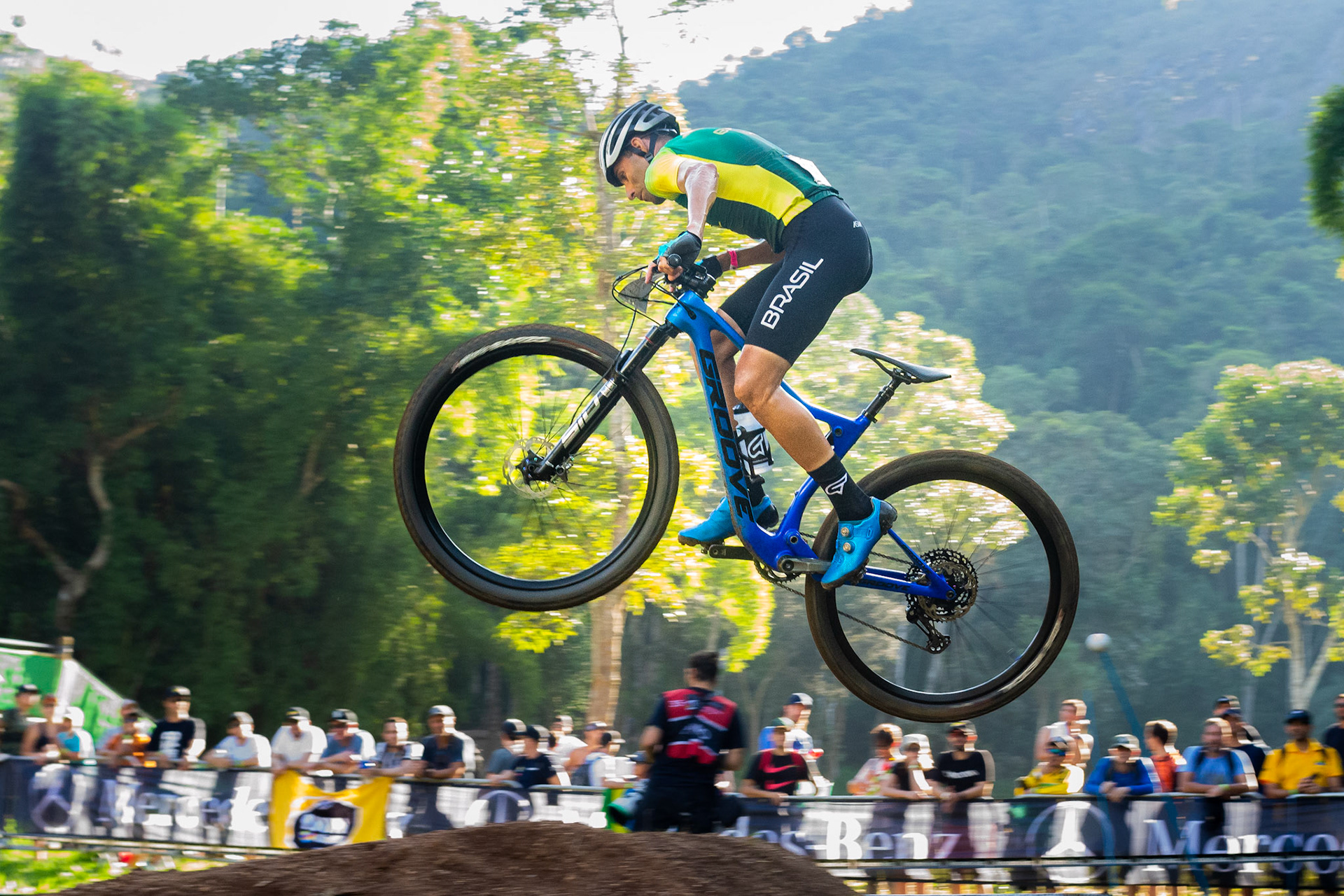 Leandro Donizete (Team Groove) makes a jump at the top of the MTB World Cup circuit, in Petrópolis. The cyclist is one of the Brazilians who participated in the competition - Petrópolis, Brazil - April 10, 2022.