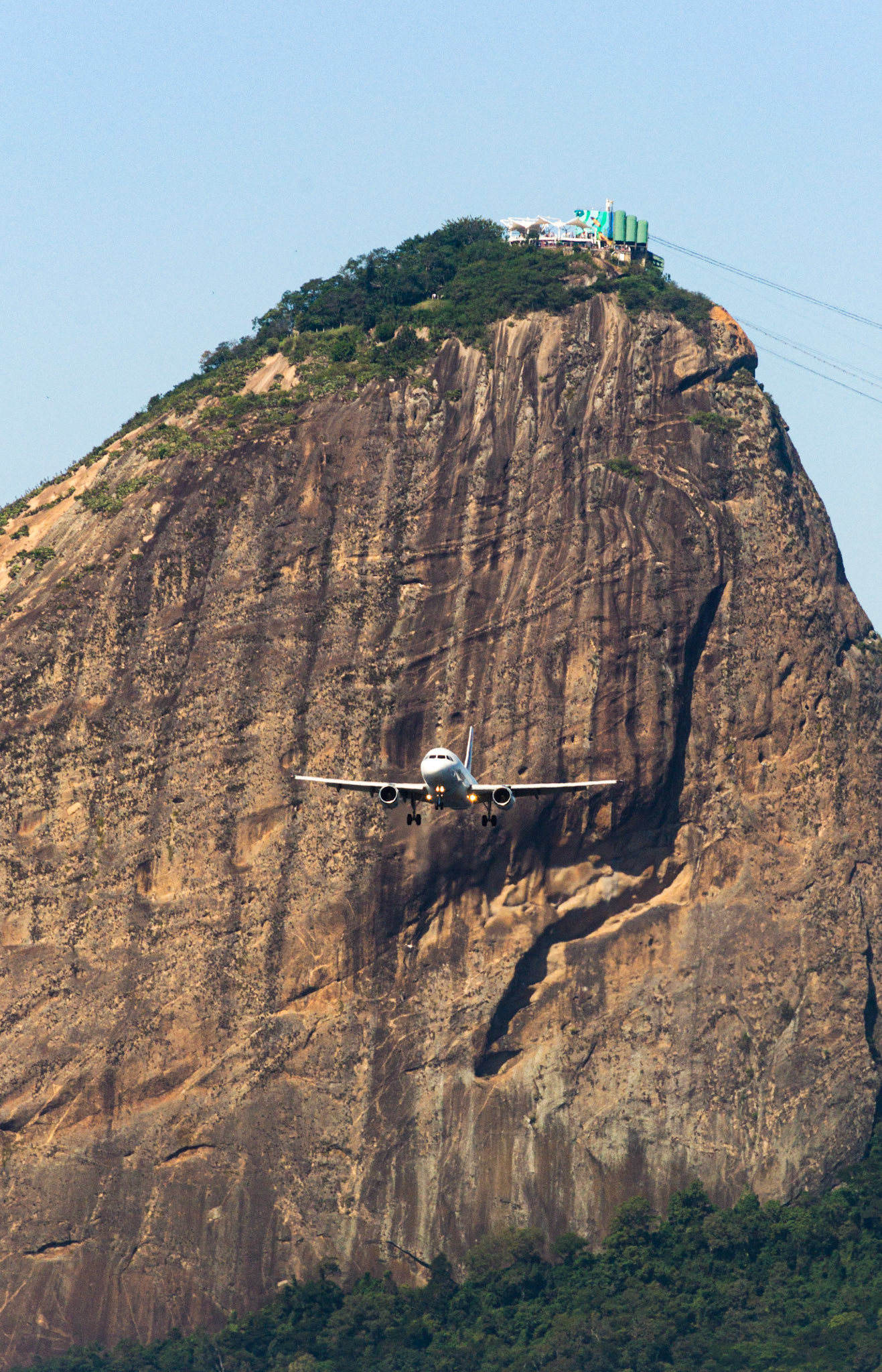 Avião da Latam em aproximação para pouso no Aerporto Santos Domond - Rio de Janeiro (RJ), 24 de julho de 2022.