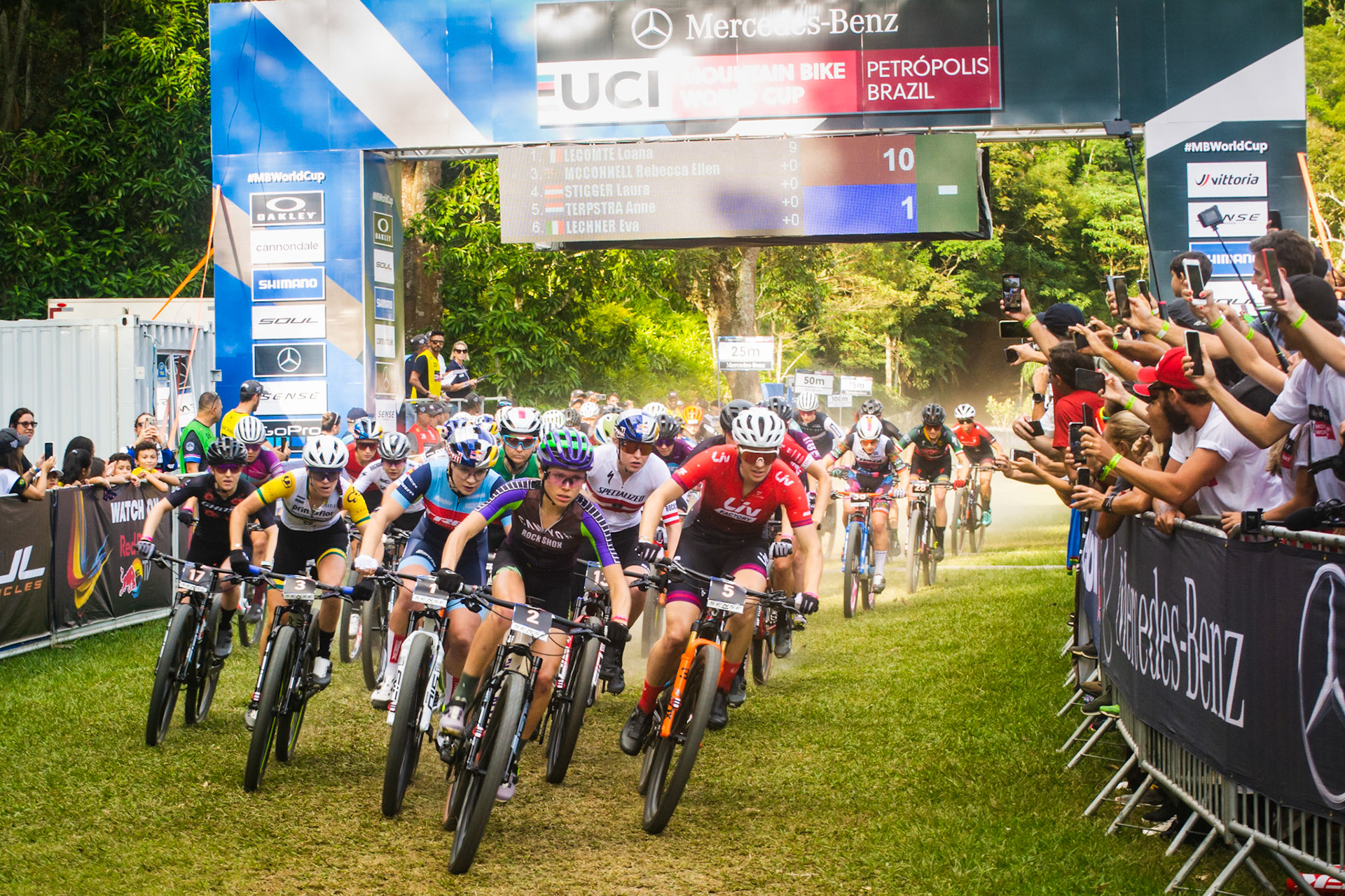 Elite women's start at the XCC of the MTB World Cup with Loana Lecomte in the lead - Petrópolis, Brazil - April 8, 2022.