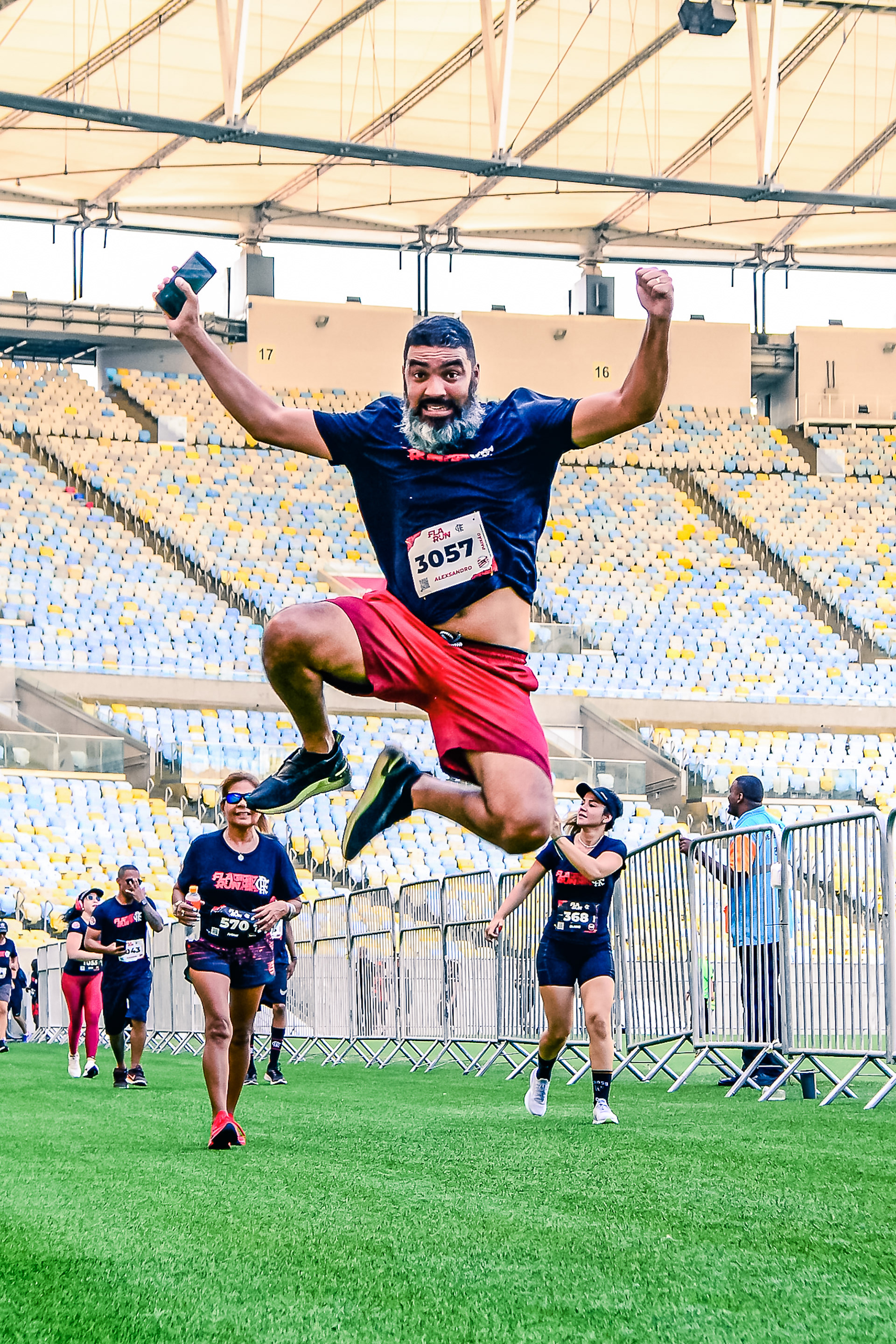 Atleta vibra ao passar Maracanã durante a Fla Run - Rio de Janeiro, 11 de dezembro de 2022.