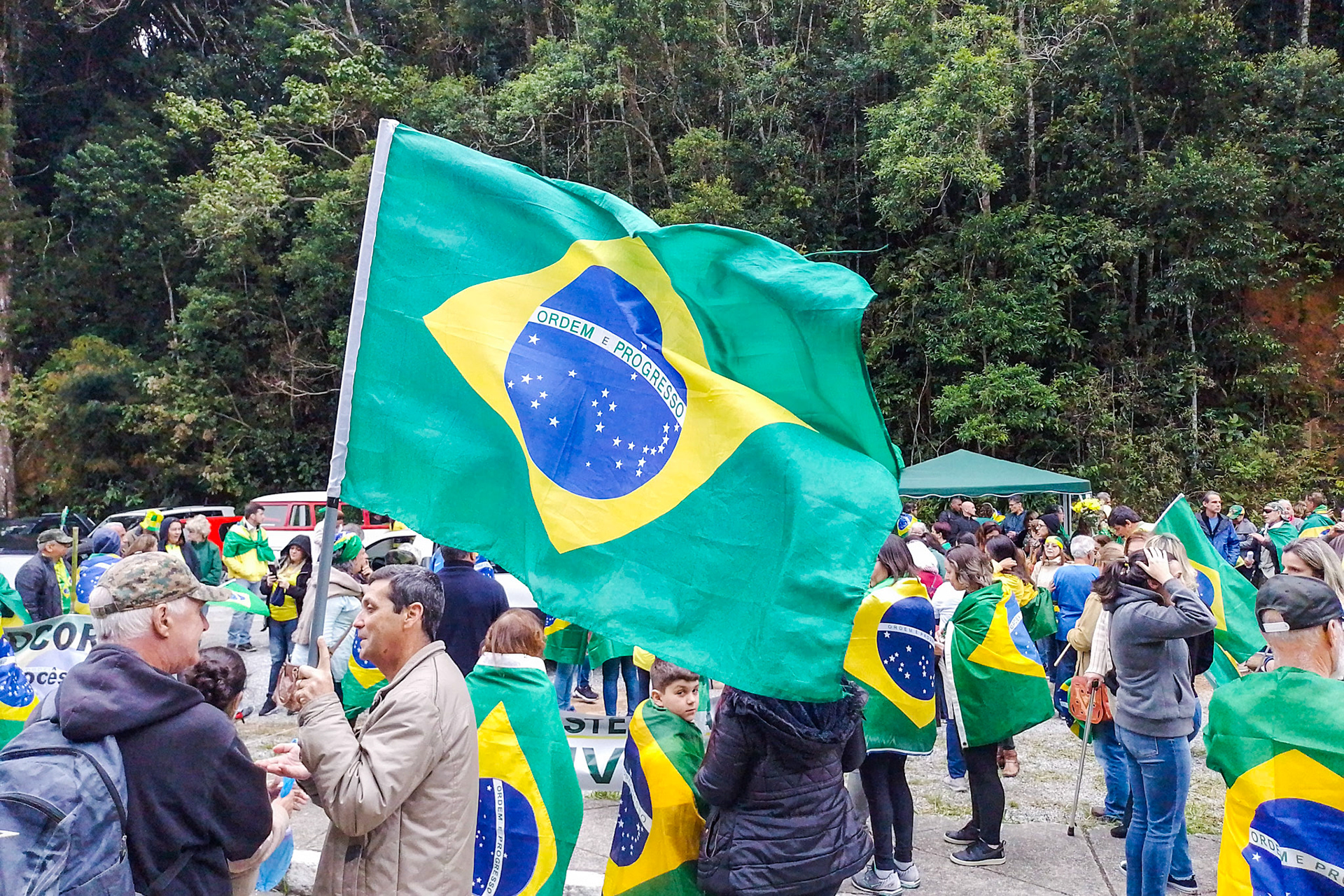 Eleitores pró-Bolsonaro realizam ato em frente ao 32º Batalhão de Infantaria Leve - Petrópolis (RJ), 6 de novembro de 2022.