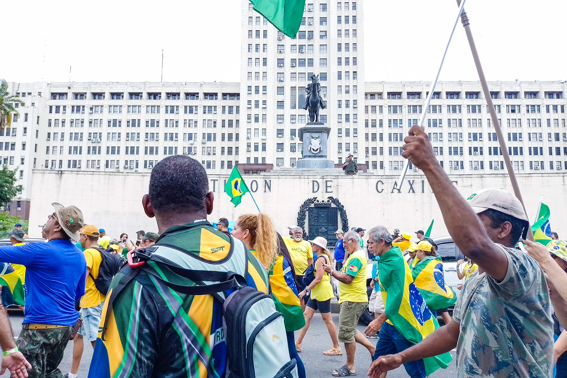 Manifestantes marcham em frente ao Pantheon de Caxias - Rio de Janeiro (RJ), 15 de novembro de 2022.
