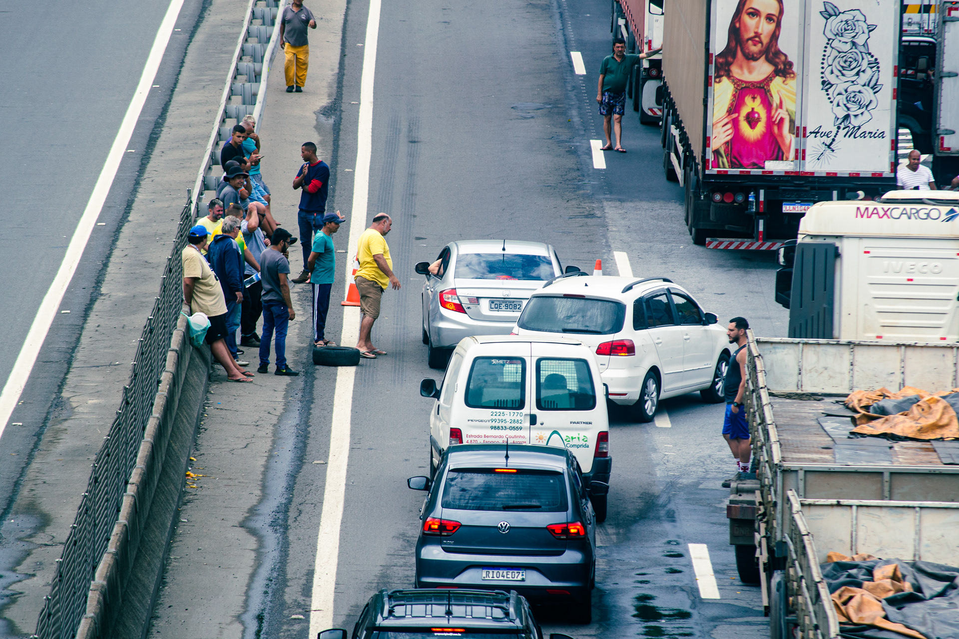 Caminhoneiros apoiadores de Bolsonaro bloqueiam uma das faixas da BR-040 - Petrópolis (RJ), 1º de novembro de 2022.