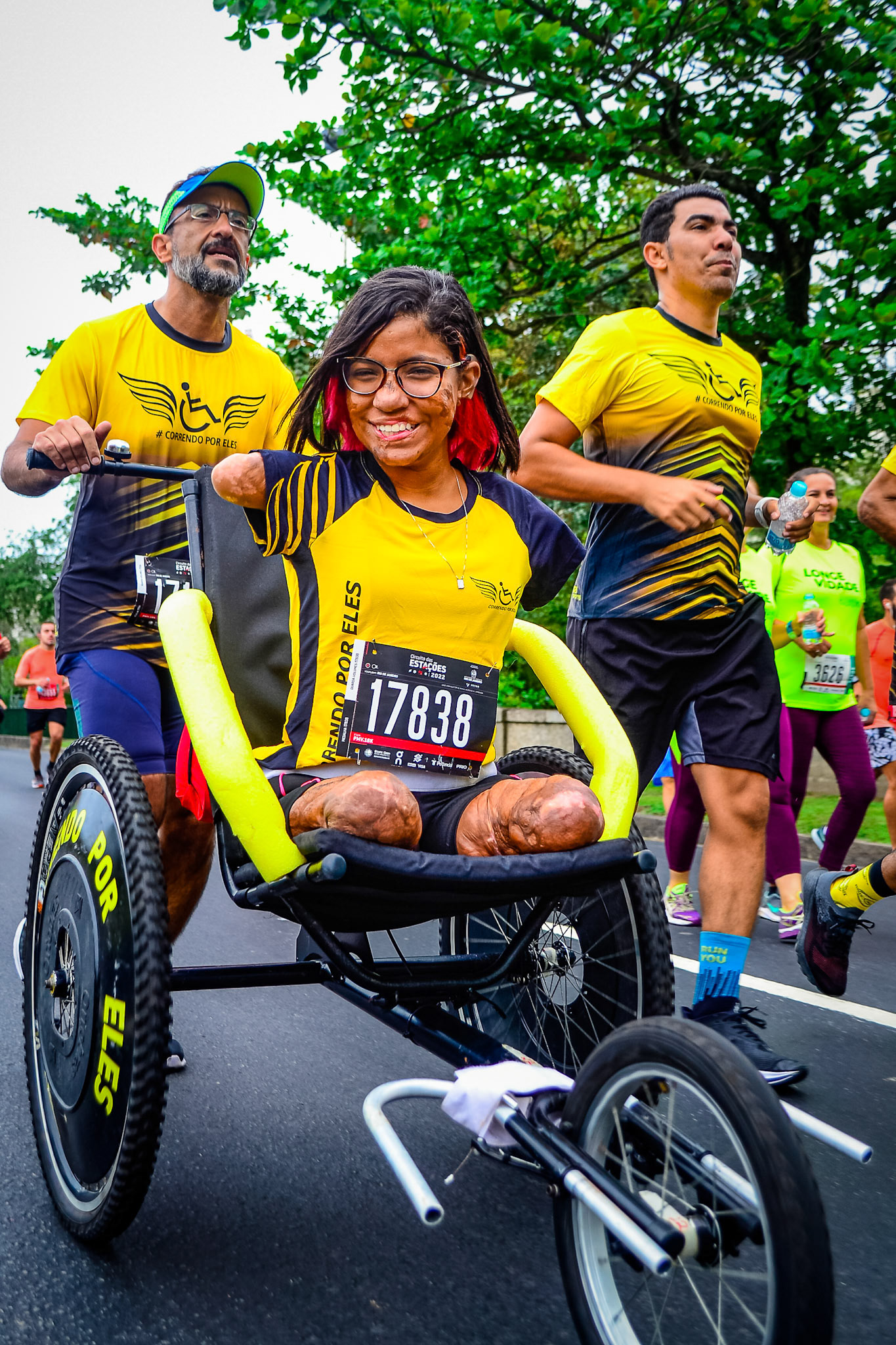Rio de Janeiro, Brasil - 25 de setembro de 2022: atleta paralímpica Jessyca Oliveira participa da corrida Circuito das Estações, etapa primavera, sendo conduzida por voluntários do projeto Correndo por Eles