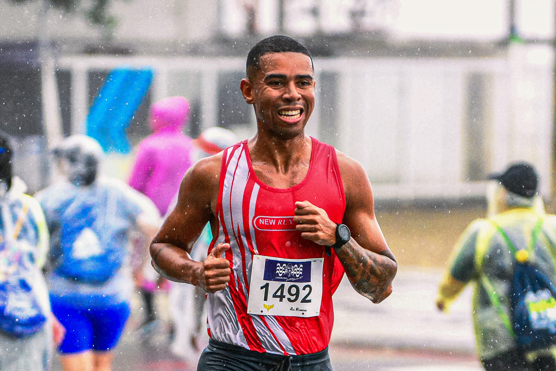 Atleta corre na chuva durante a Corrida Santos Dumont, em Copacabana, no Rio de Janeiro (RJ) - 20/10/2024rante a Corrida Santos Dumont, em Copacabana, no Rio de Janeiro (RJ) - 20/10/2024