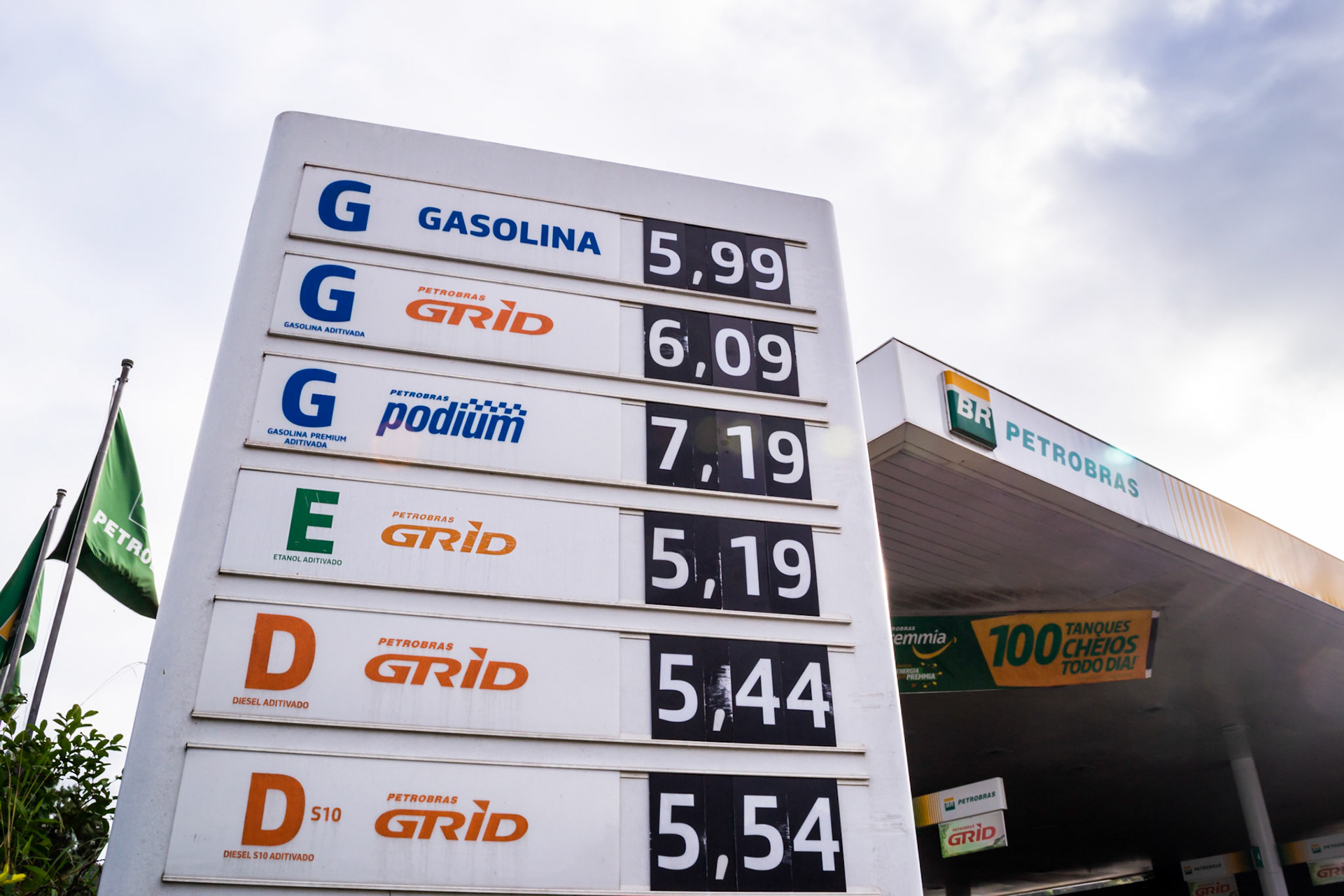 Preço dos combustíveis após redução dos valores da gasolina e do diesel após nova política de preços adotados pela Petrobras - PETRÓPOLIS (RJ), 18 DE MAIO DE 2023.
