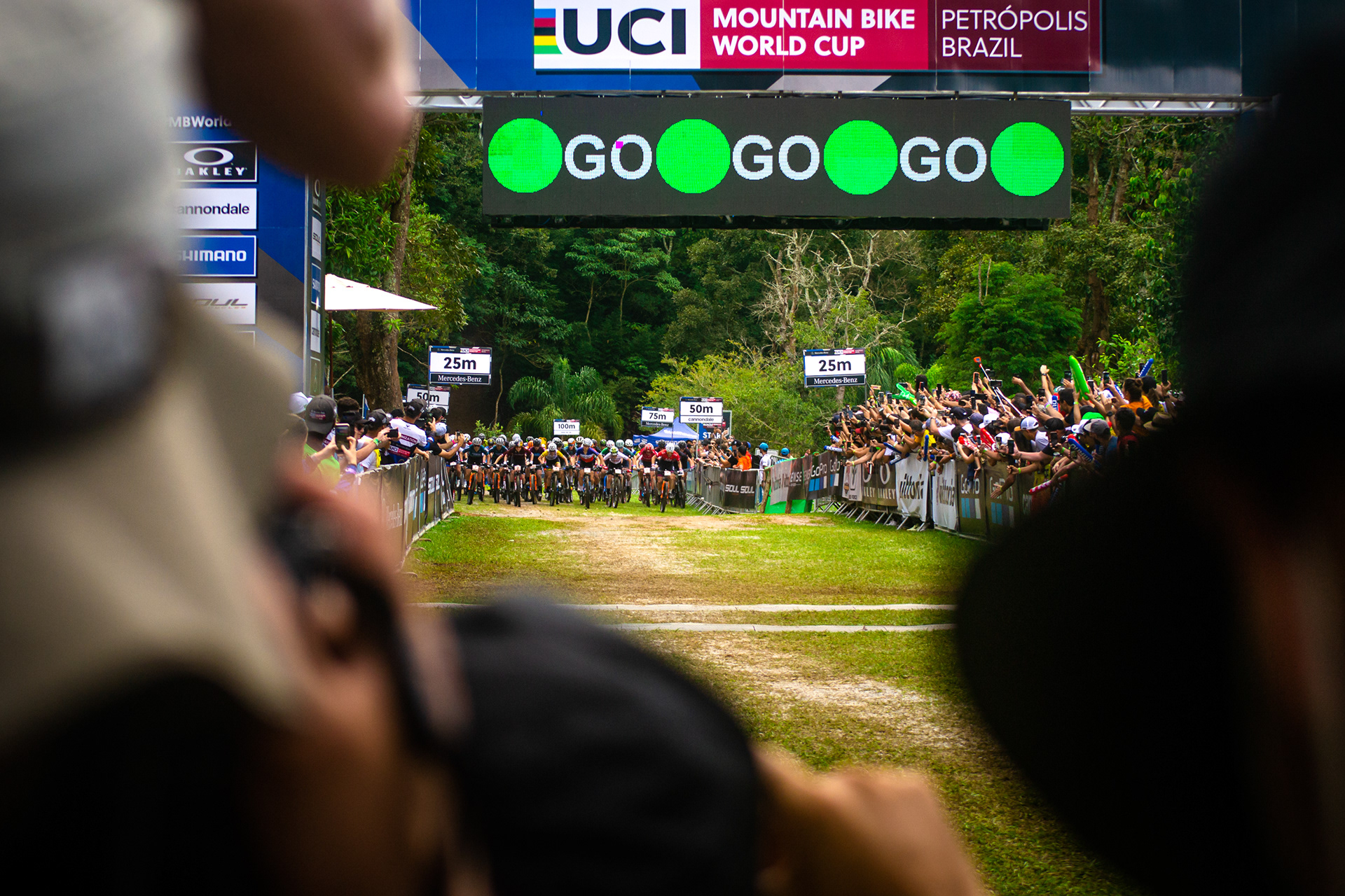 Largada do XCO masculino da UCI Mountain Bike Word Cup, no Vale do Cuiabá - Petrópolis (RJ), 8 de outubro de 2023