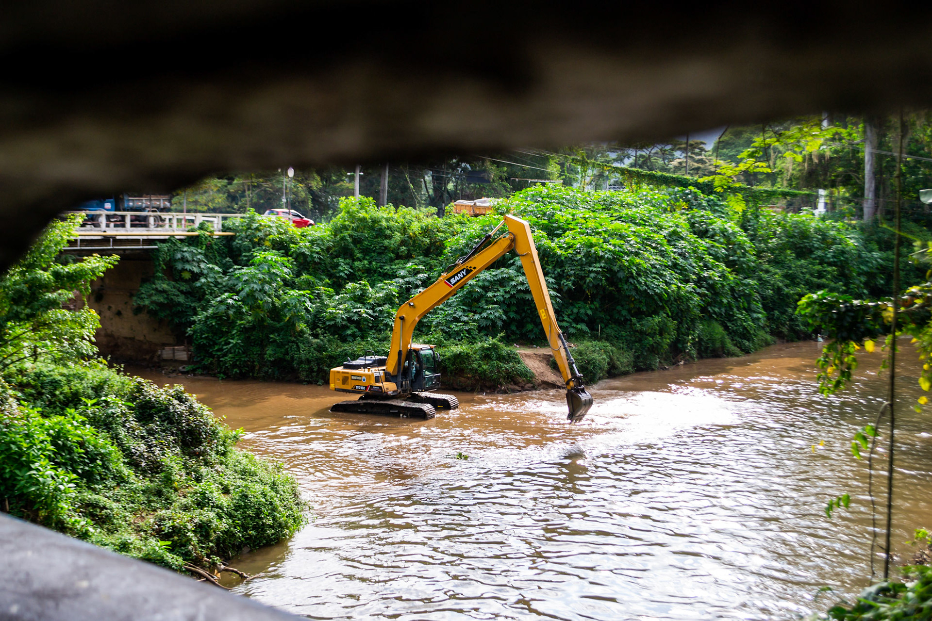 Máquina do Instituto Estadual do Ambiente (Inea) durante operação de limpeza e desassoreamento na confluência dos rios Araras e Piabanha - PETRÓPOLIS (RJ), 11 DE MAIO DE 2023.