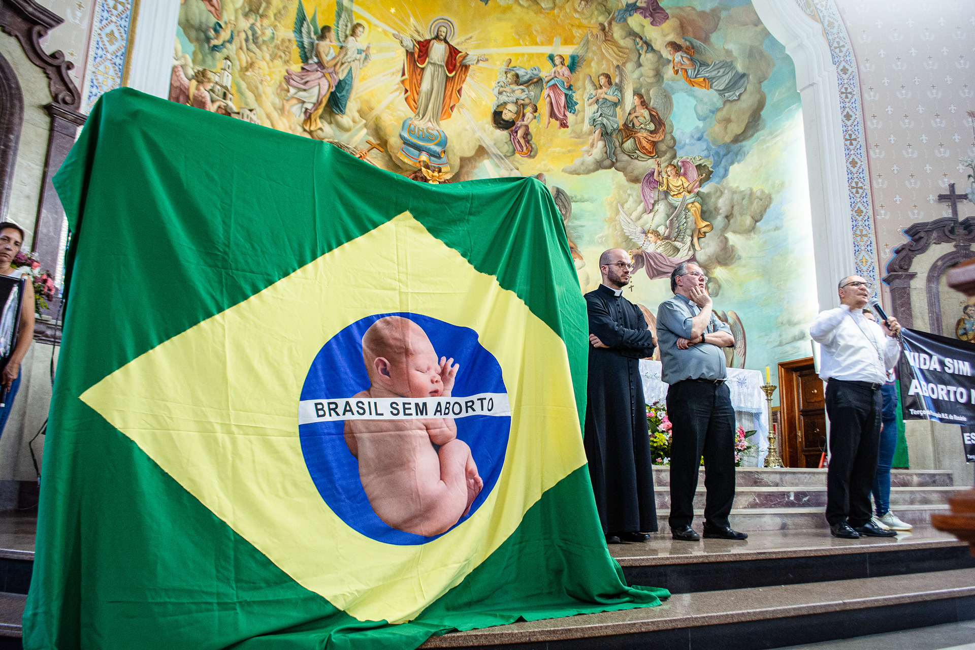 Bandeira "Brasil sem Aborto" estendida na igreja Nossa Senhora do Rosário no encerramento da caminhada pela vida e contra o aborto - Petrópolis (RJ), 8 de outubro de 2023