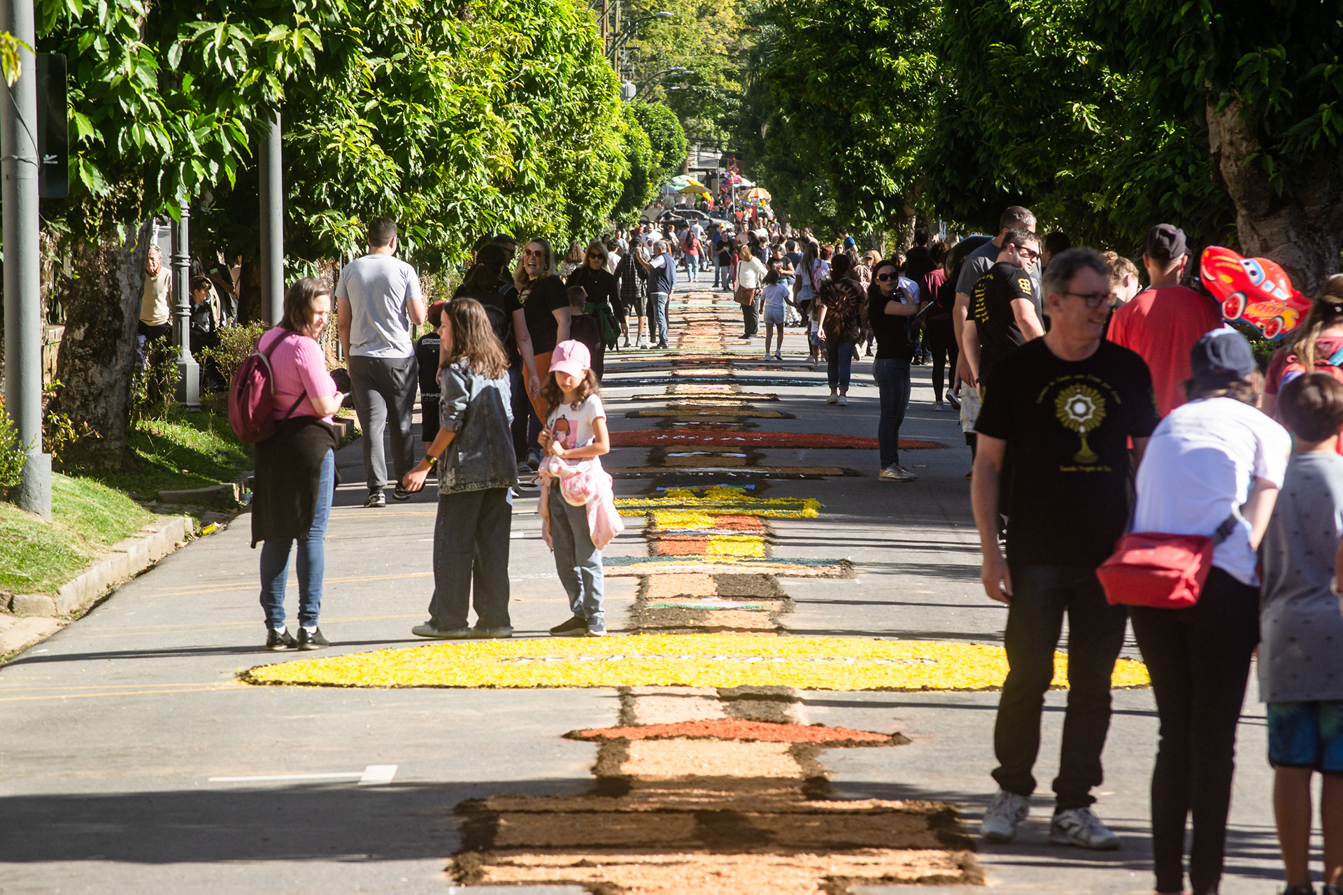 Fiéis se reúnem para montar tapetes de Corpus Christi no Centro Histórico. Petrópolis (RJ), 8 de junho de 2023.
