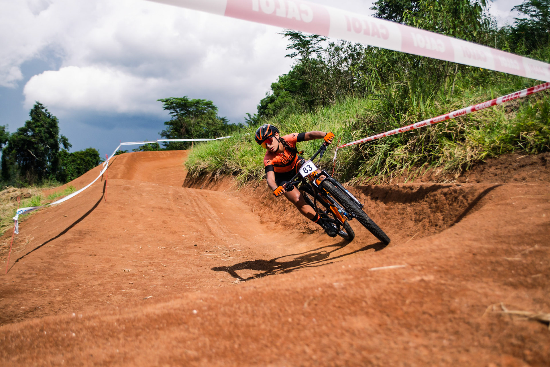A ciclista Iara Caetano durante o XCO do Desafio dos Gigantes Internacional de MTB - Petrópolis (RJ), 10 de março de 2023.