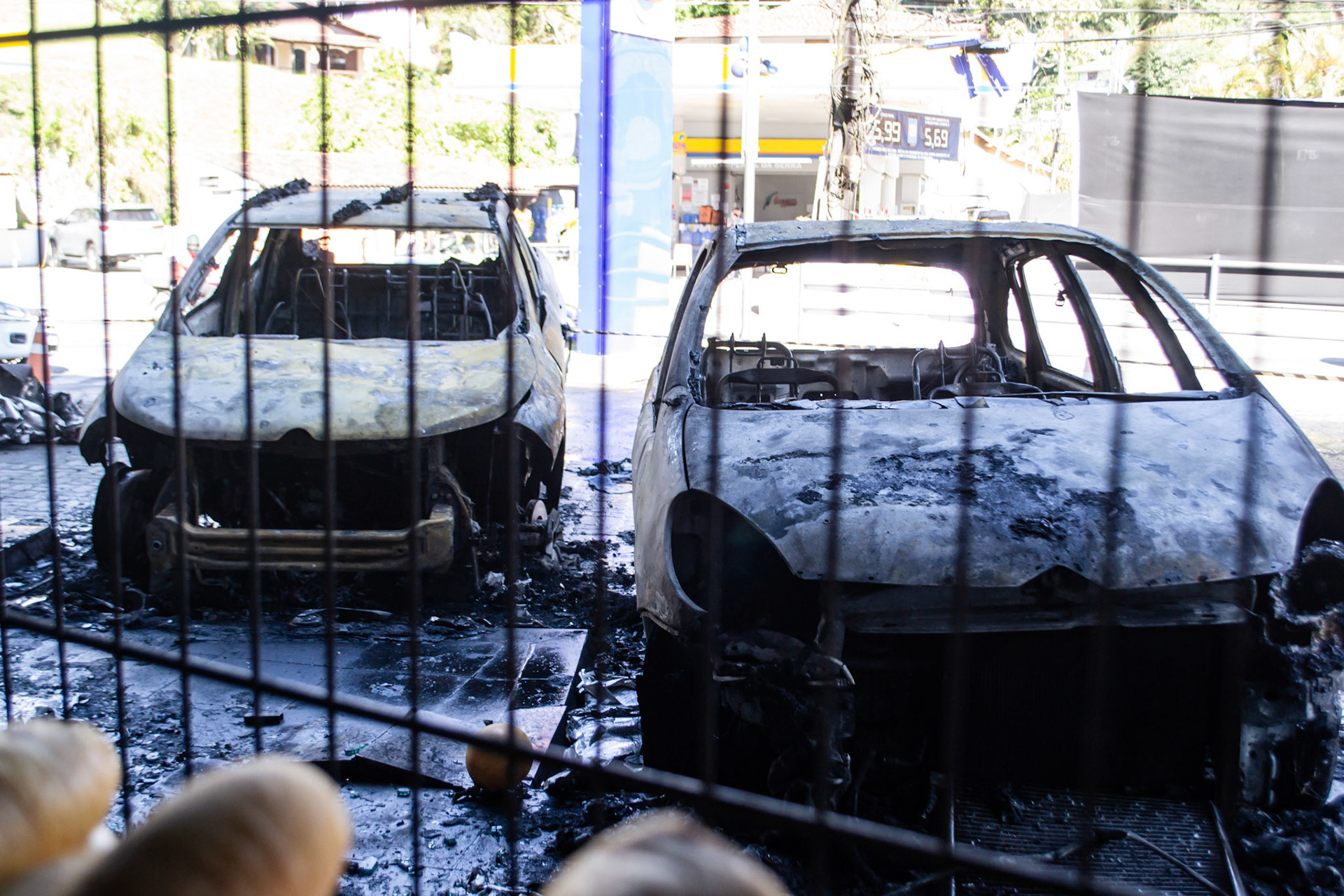 Veículos incendiados em estacionamento de mercado - Petrópolis (RJ), 9 de junho de 2023.