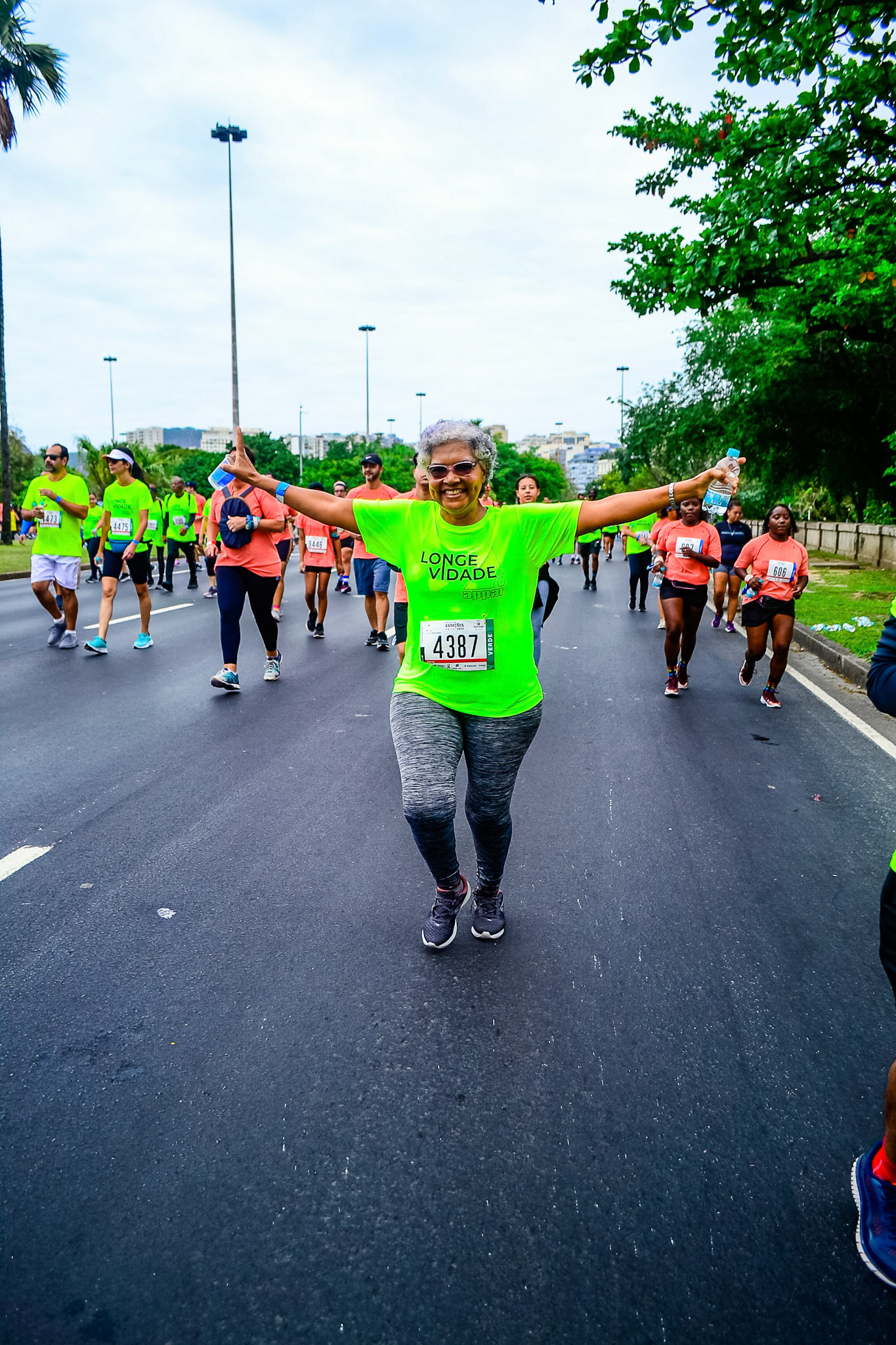 Rio de Janeiro, Brasil - 25 de setembro de 2022: mulher idosa participa da corrida Circuito das Estações, etapa primavera