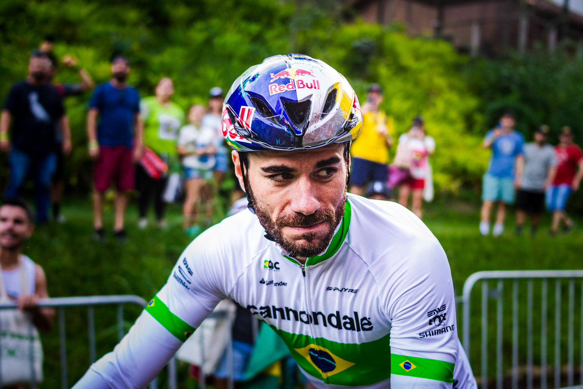 Henrique Avancini (Cannondale Factory Racing) after the MTB World Cup XCC dispute in Petrópolis. Cyclist was looking at his daughter Liz - Petrópolis, Brazil - April 8, 2022.