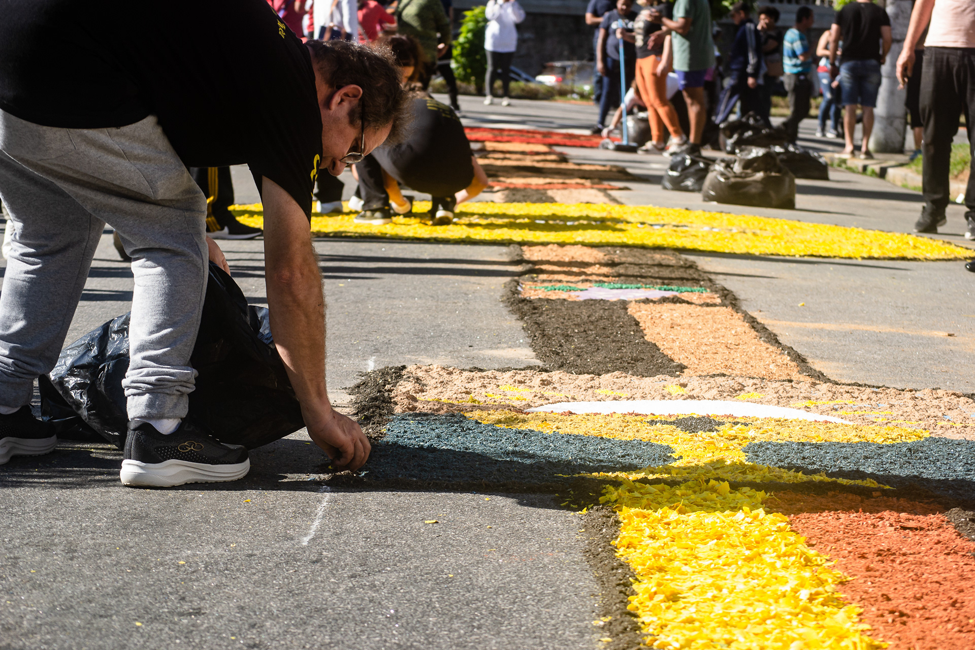Fiéis se reúnem para montar tapetes de Corpus Christi no Centro Histórico. Petrópolis (RJ), 8 de junho de 2023.