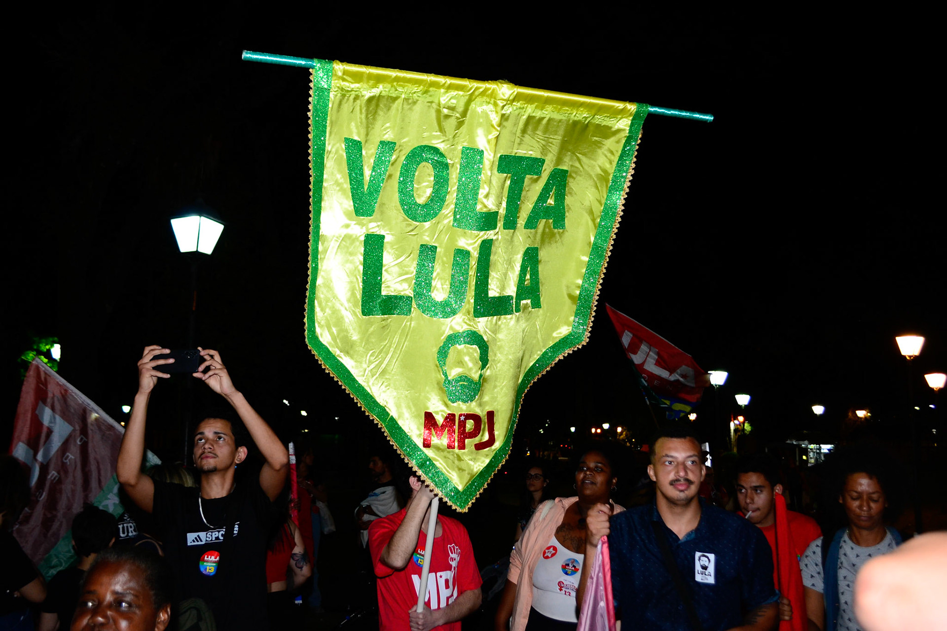 Pessoas seguram estandarte pró-Lula - Petrópolis (RJ), 27 de outubro de 2022.