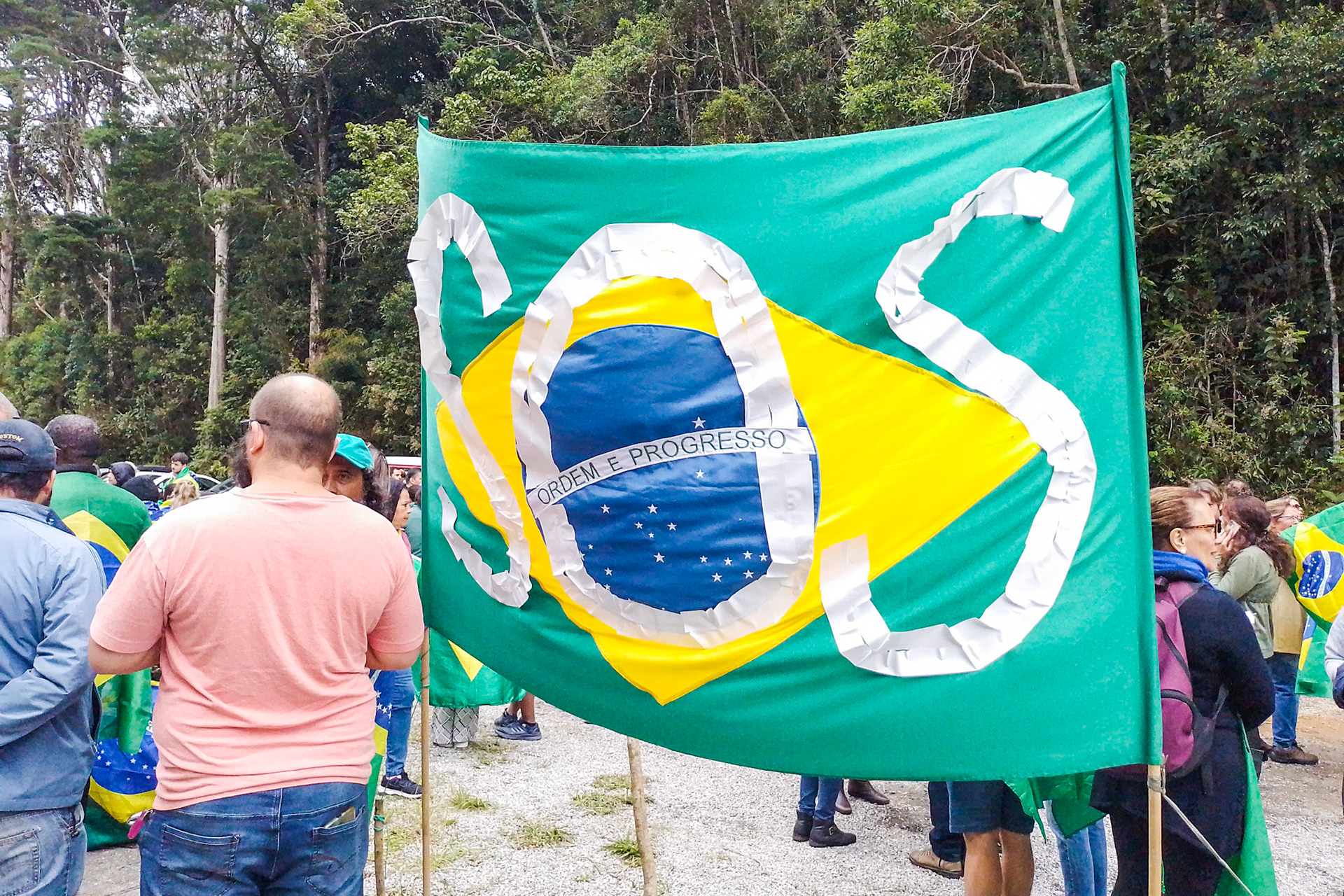 Bandeira do Brasil fixada em frente ao 32º Batalhão de Infantaria Leve durante ato pró-Bolsonaro - Petrópolis (RJ), 6 de novembro de 2022.