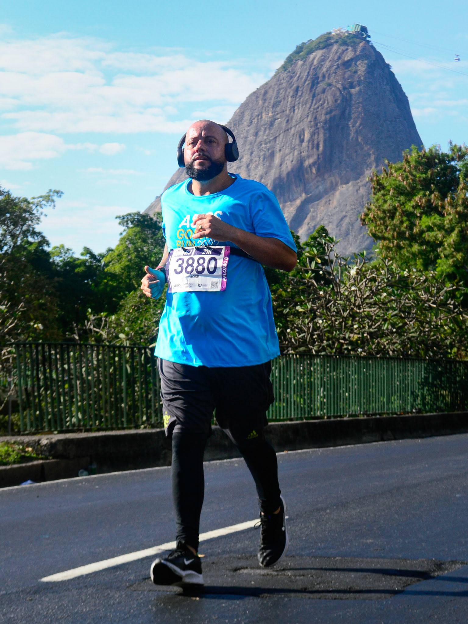 Corredor em primeiro plano com Pão de Açúcar na Asics Golden Run RJ - Rio de Janeiro, 10 de julho de 2022.