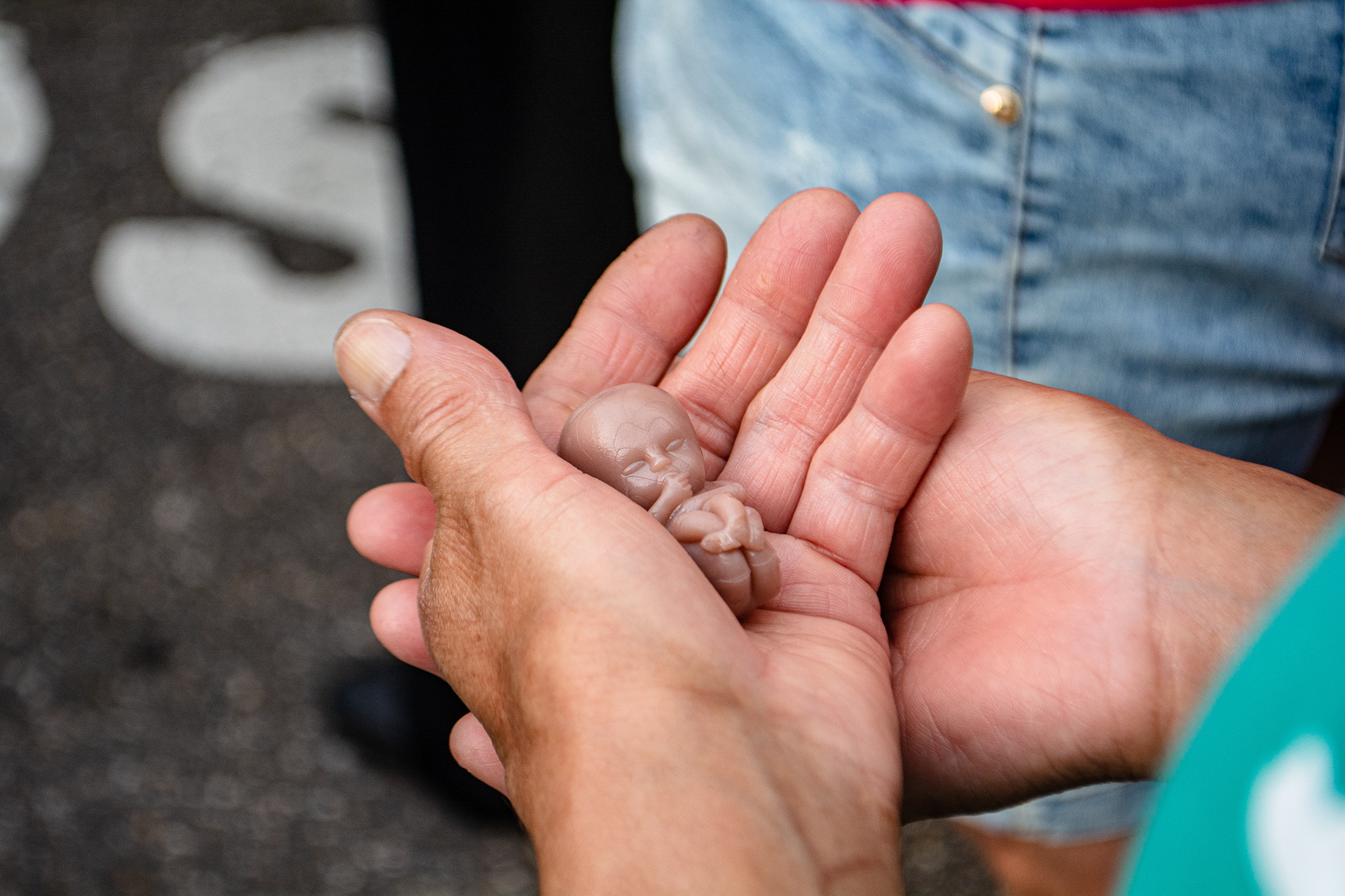 Mulher segura feto de plástico durante a caminhada pela vida e contra o aborto - Petrópolis (RJ), 8 de outubro de 2023