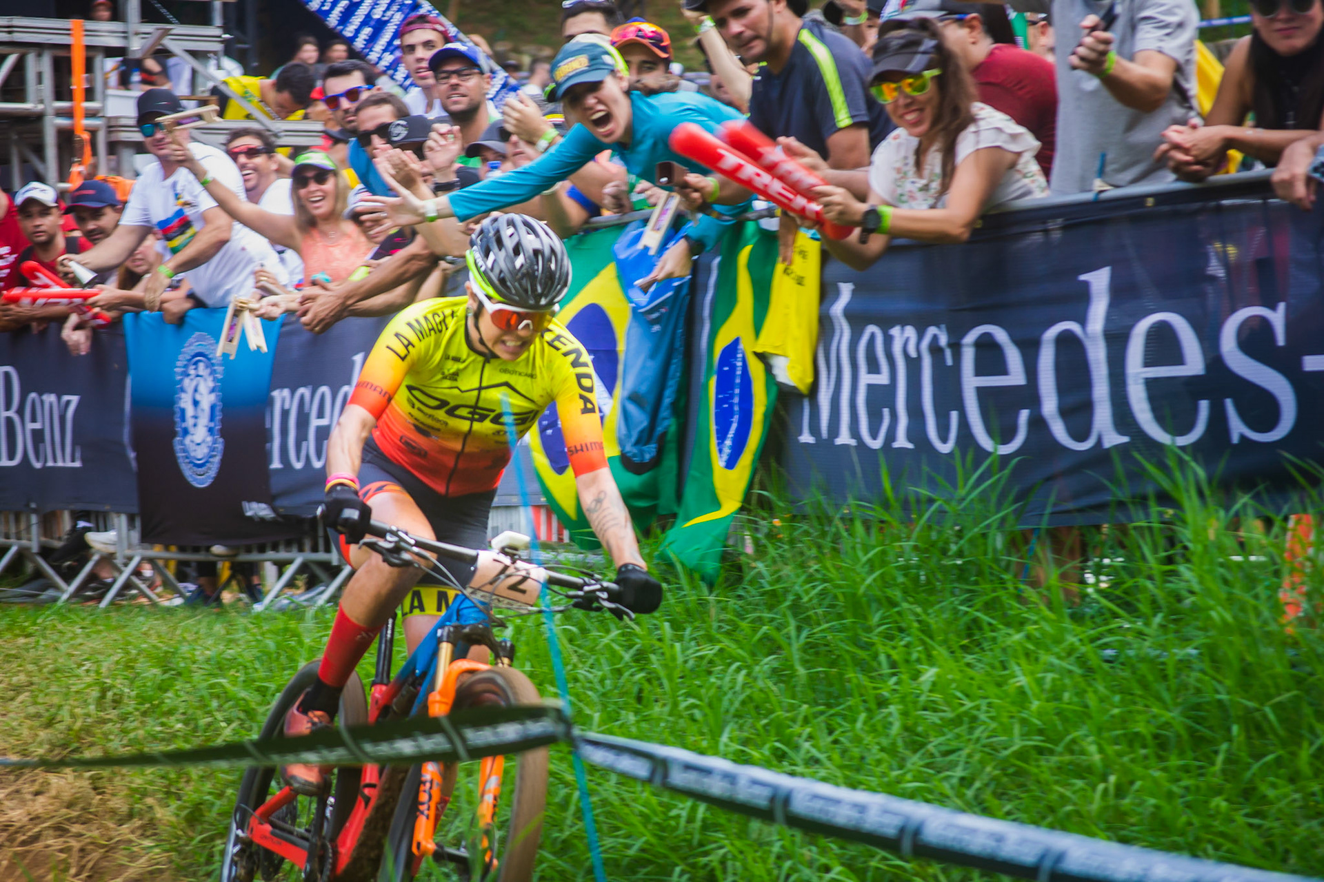 Raiza Goulão (Oggi) passes in front of the Brazilian fans in the last round of the XCO of the MTB World Cup, in Petrópolis. The cyclist finished in 31st position and was the Brazilian with the best result in the competition - Petrópolis, Brazil - April 10, 2022.