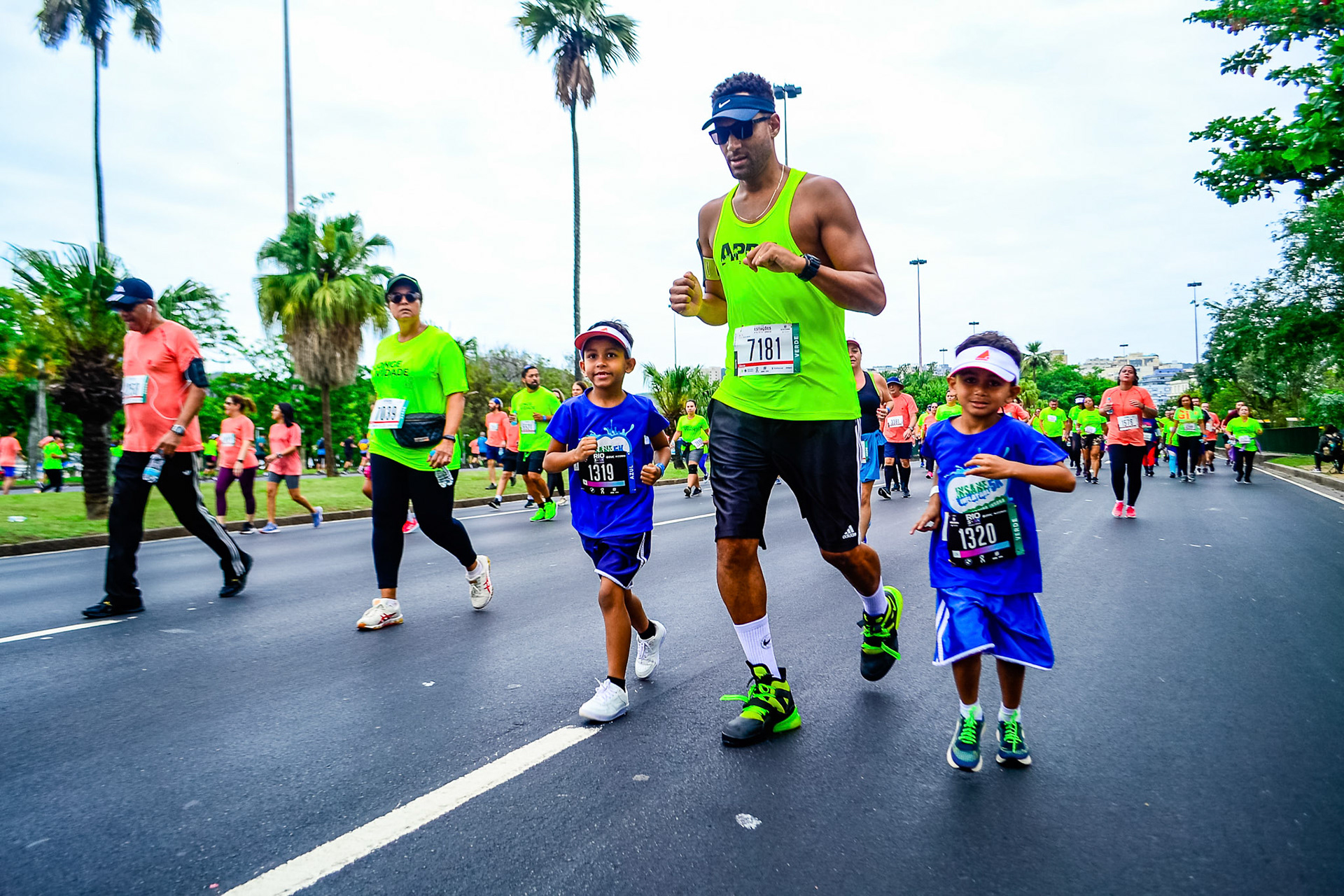 Rio de Janeiro, Brasil - 25 de setembro de 2022: pai participa da corrida Circuito das Estações, etapa primavera, ao lado de seus filhos pequenos
