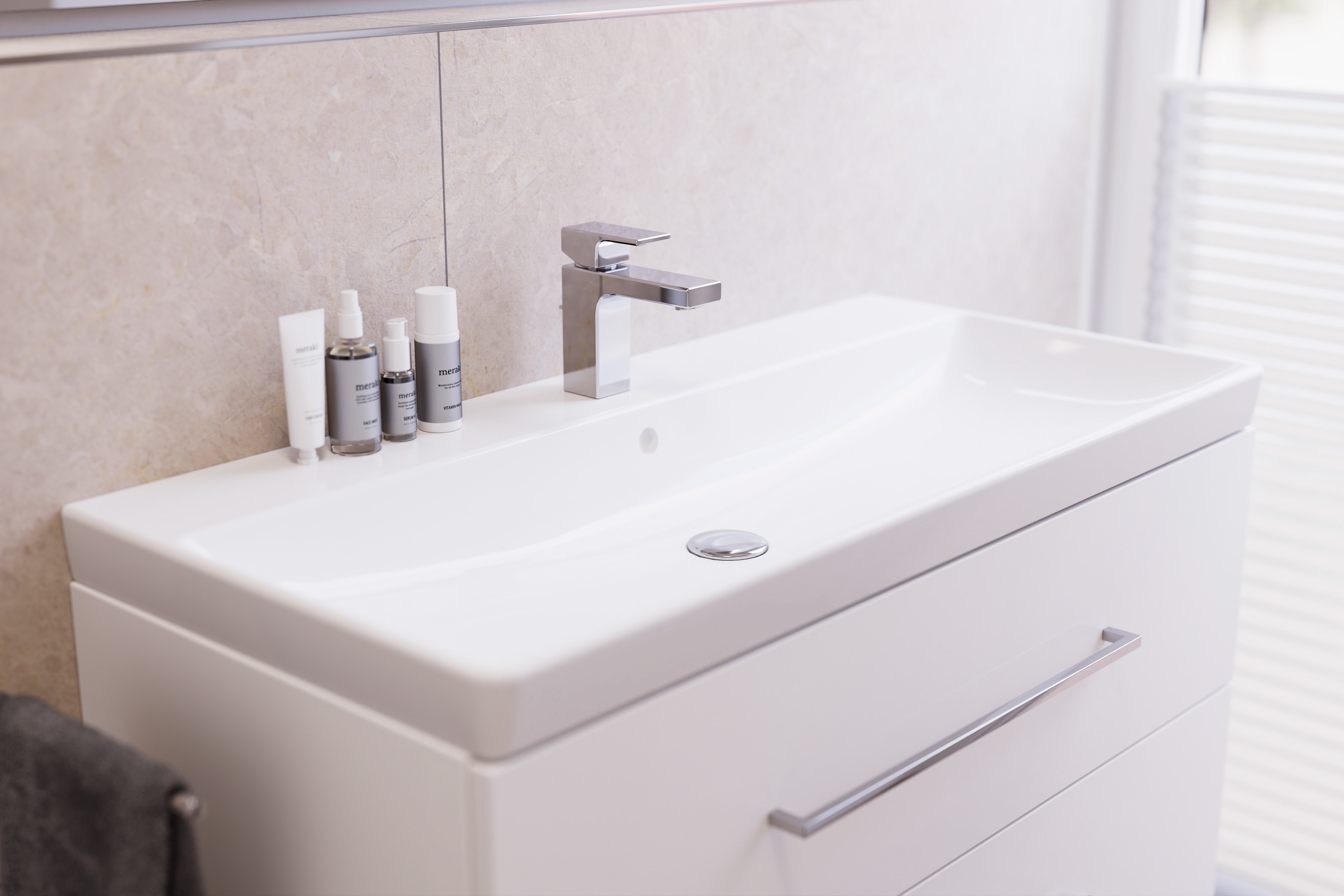 Detailaufnahme eines modernen Waschtischs mit eleganter Armatur und hochwertigen Pflegeprodukten im Badezimmer-Rendering.