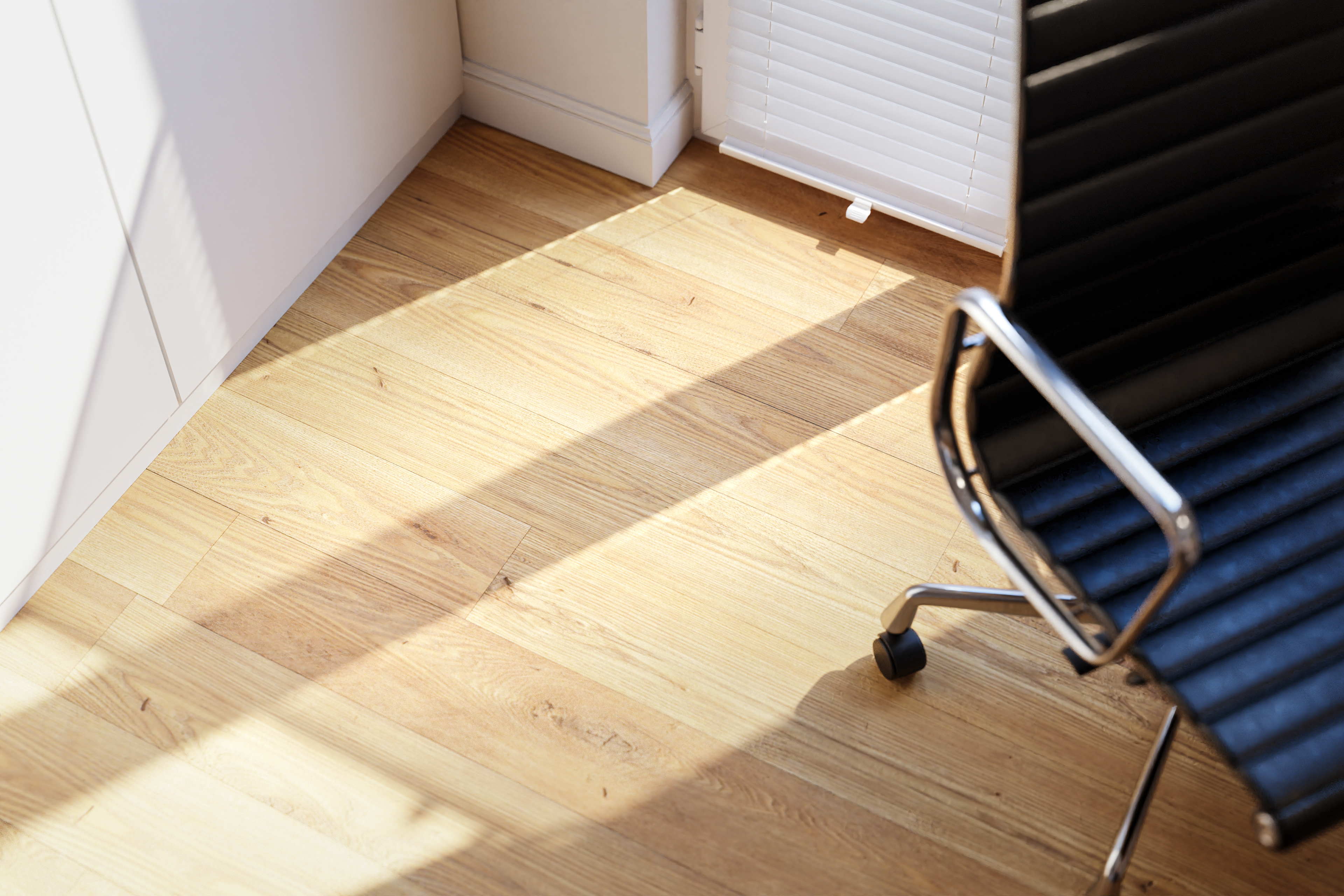 Detailansicht der Holzfußboden-Textur im Lichtspiel des Sonneneinfalls durch das Fenster eines minimalistisch gestalteten Arbeitszimmers.