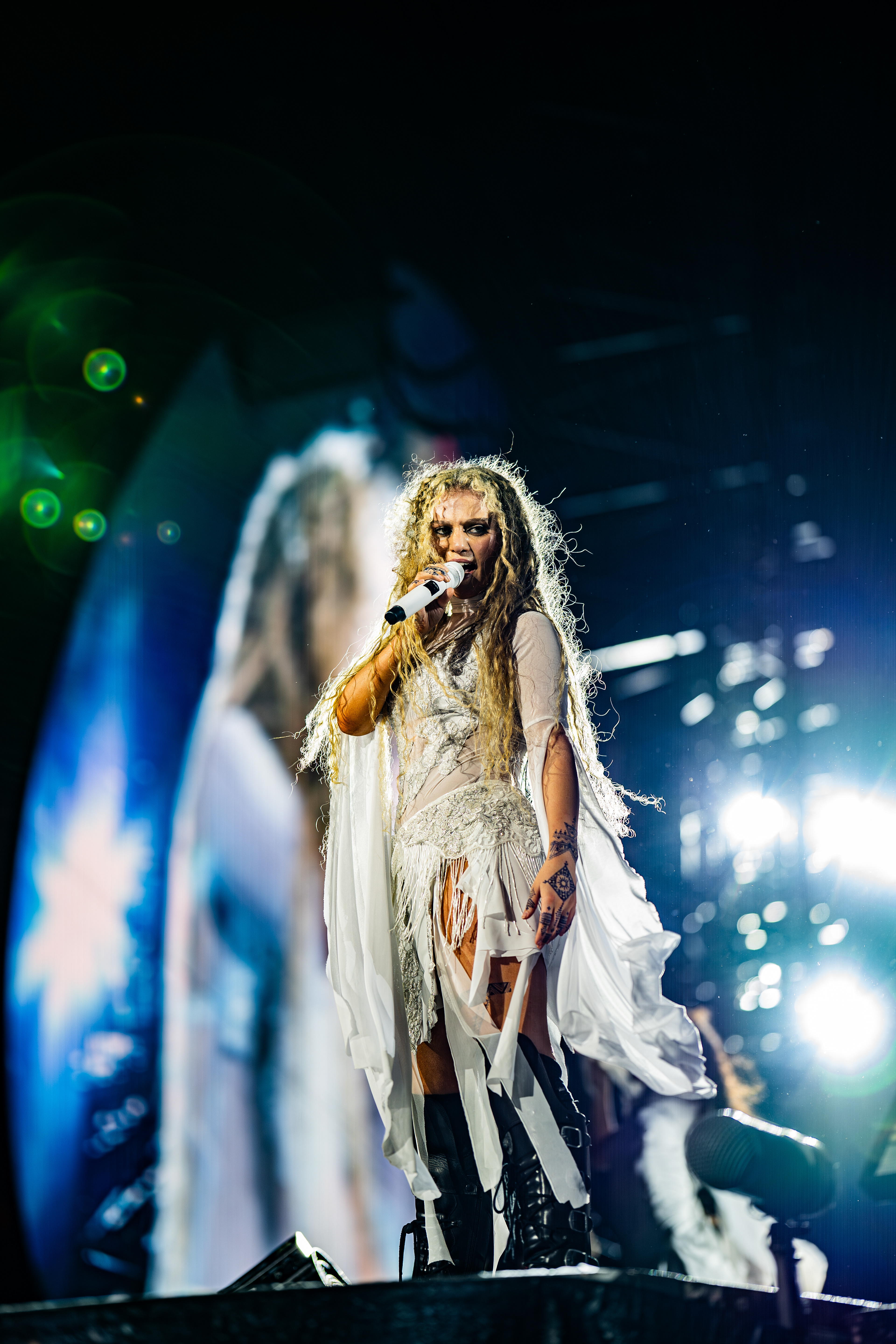 Elyanna opening for Coldplay