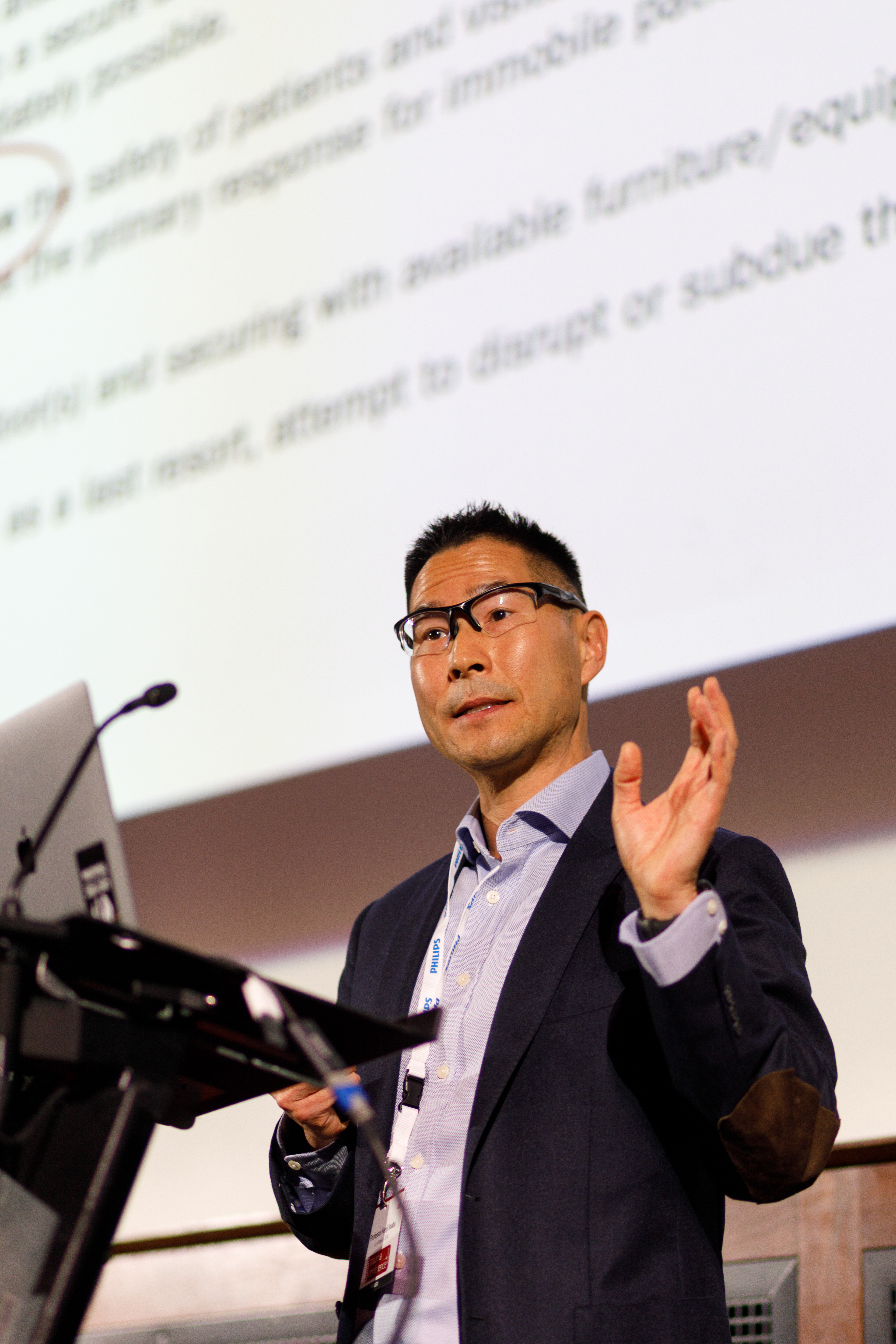 Dr Kenji Inaba delivering a talk at London Trauma Conference 2022