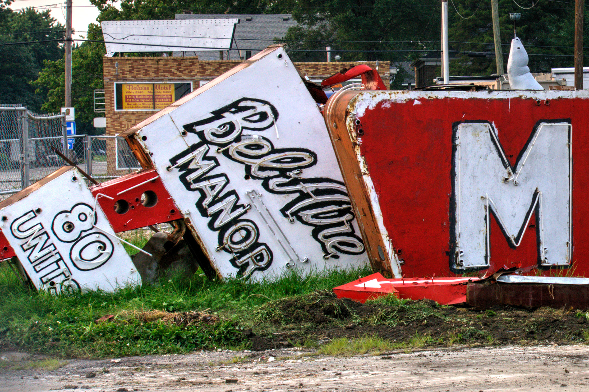 The historic 1950s Route 66 Bel-Aire Motel has been razed, ending an era.