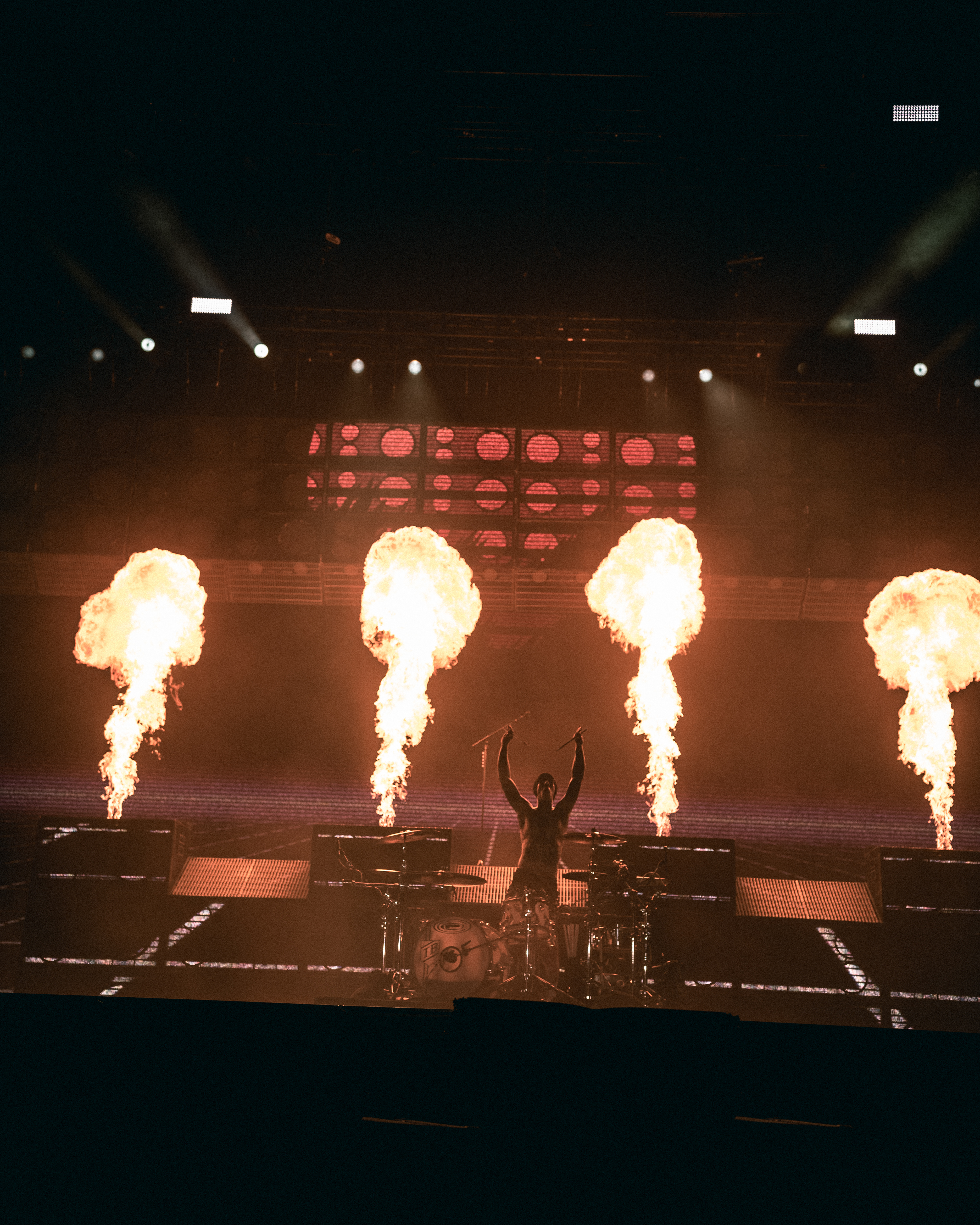 TRAVIS BARKER (BLINK 182)