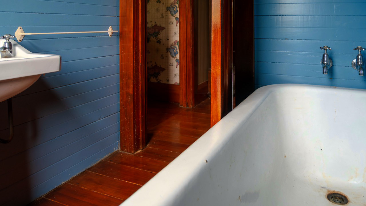 1920s California Bungalow (bathroom)