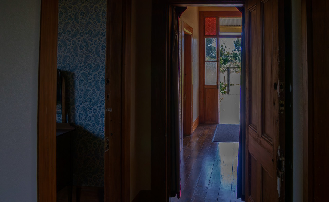1880s New Zealand Cottage (hallway)