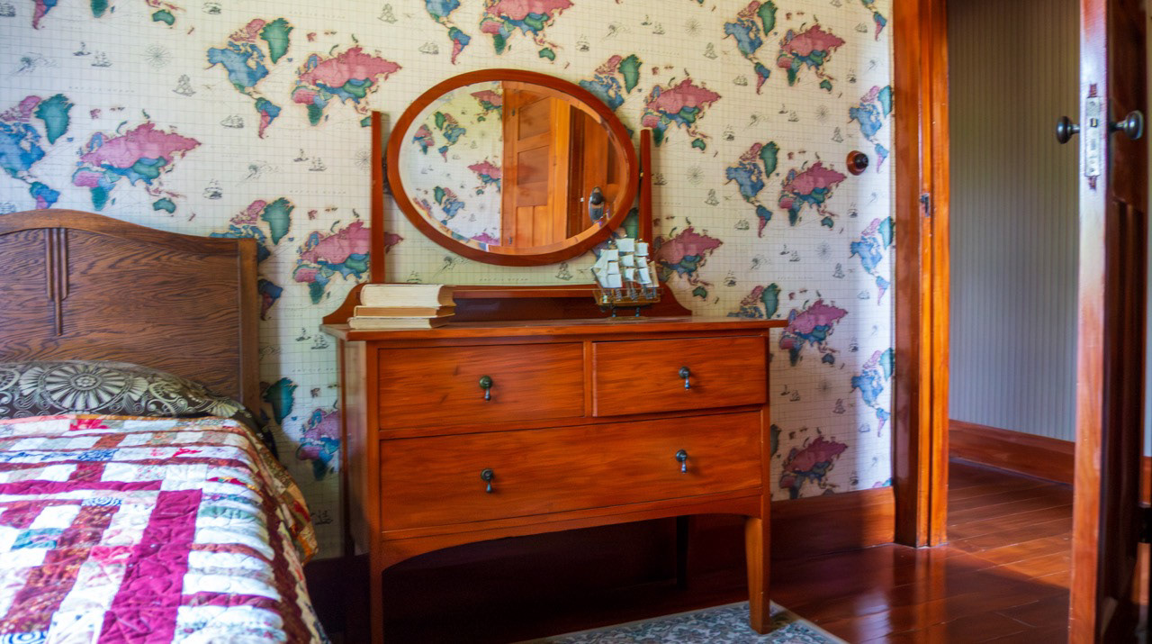 1920s California Bungalow (bedroom)