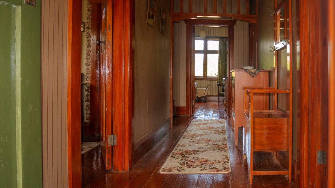 1920s California Bungalow (hallway)