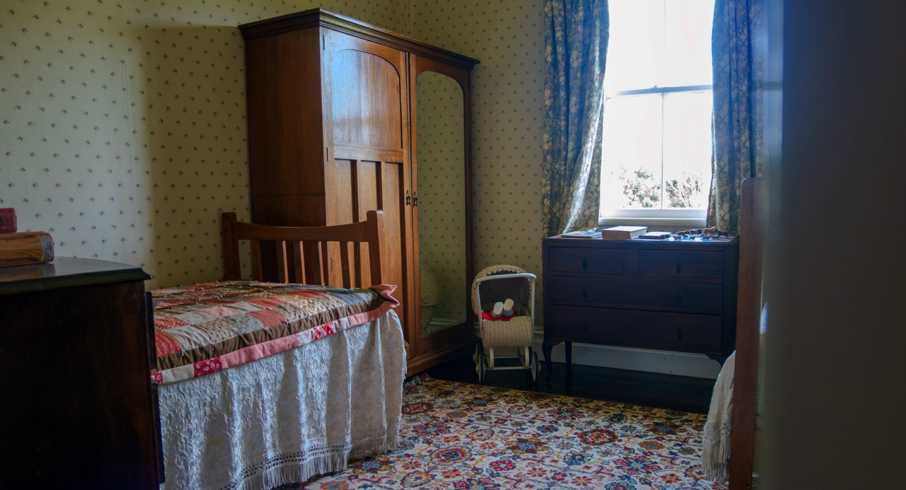 1910s New Zealand Villa (bedroom 1)