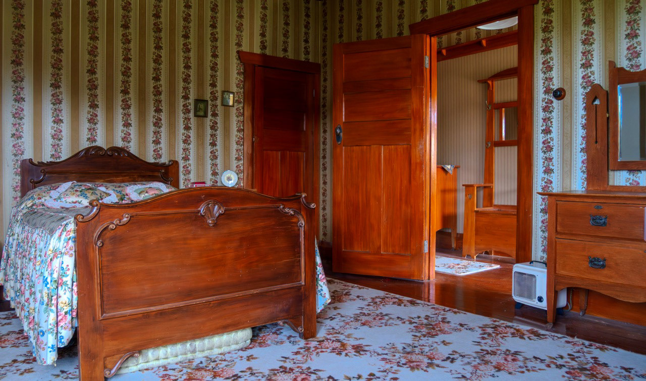 1920s California Bungalow (bedroom)
