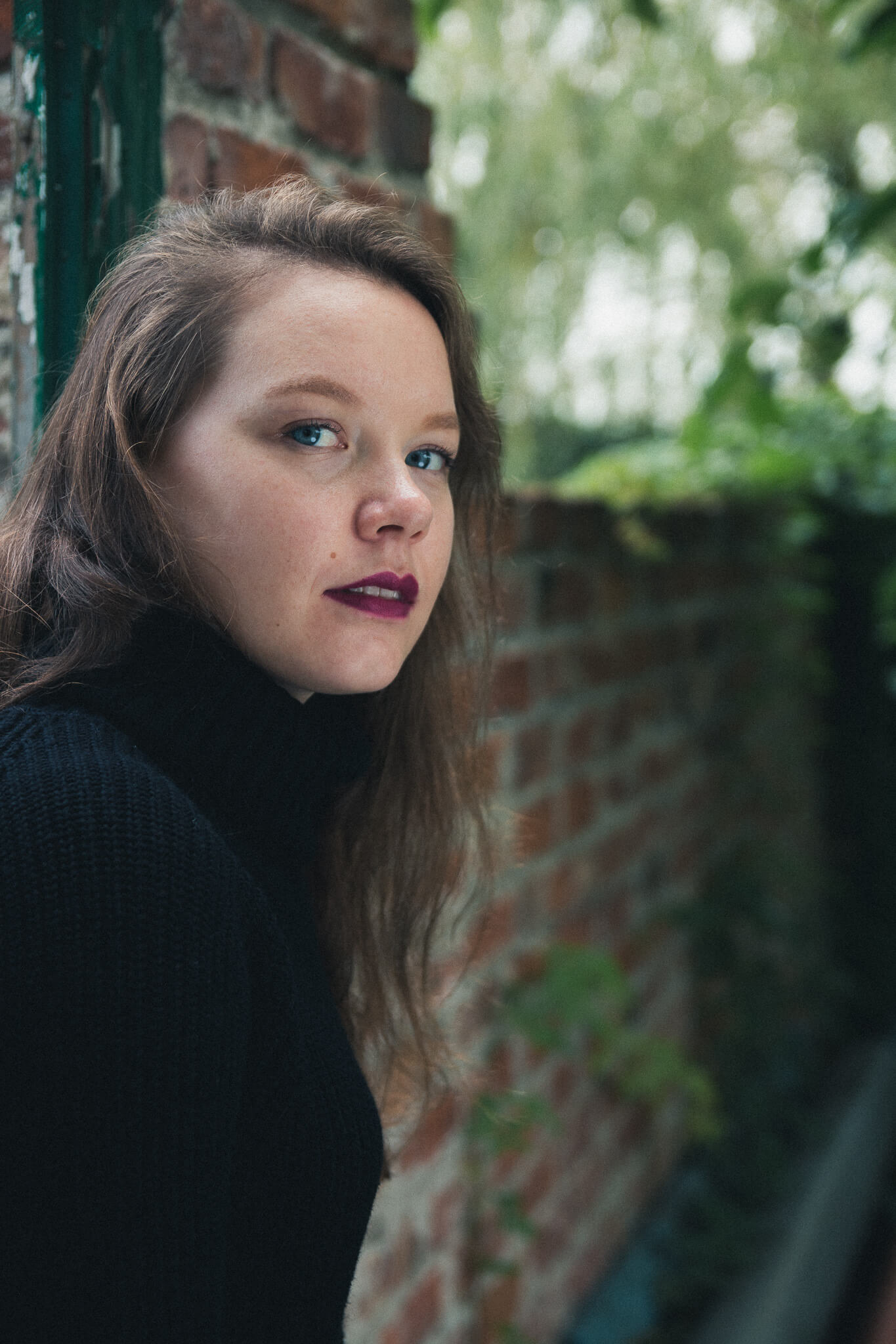 portret kobiety z niebieskimi oczami półprofil