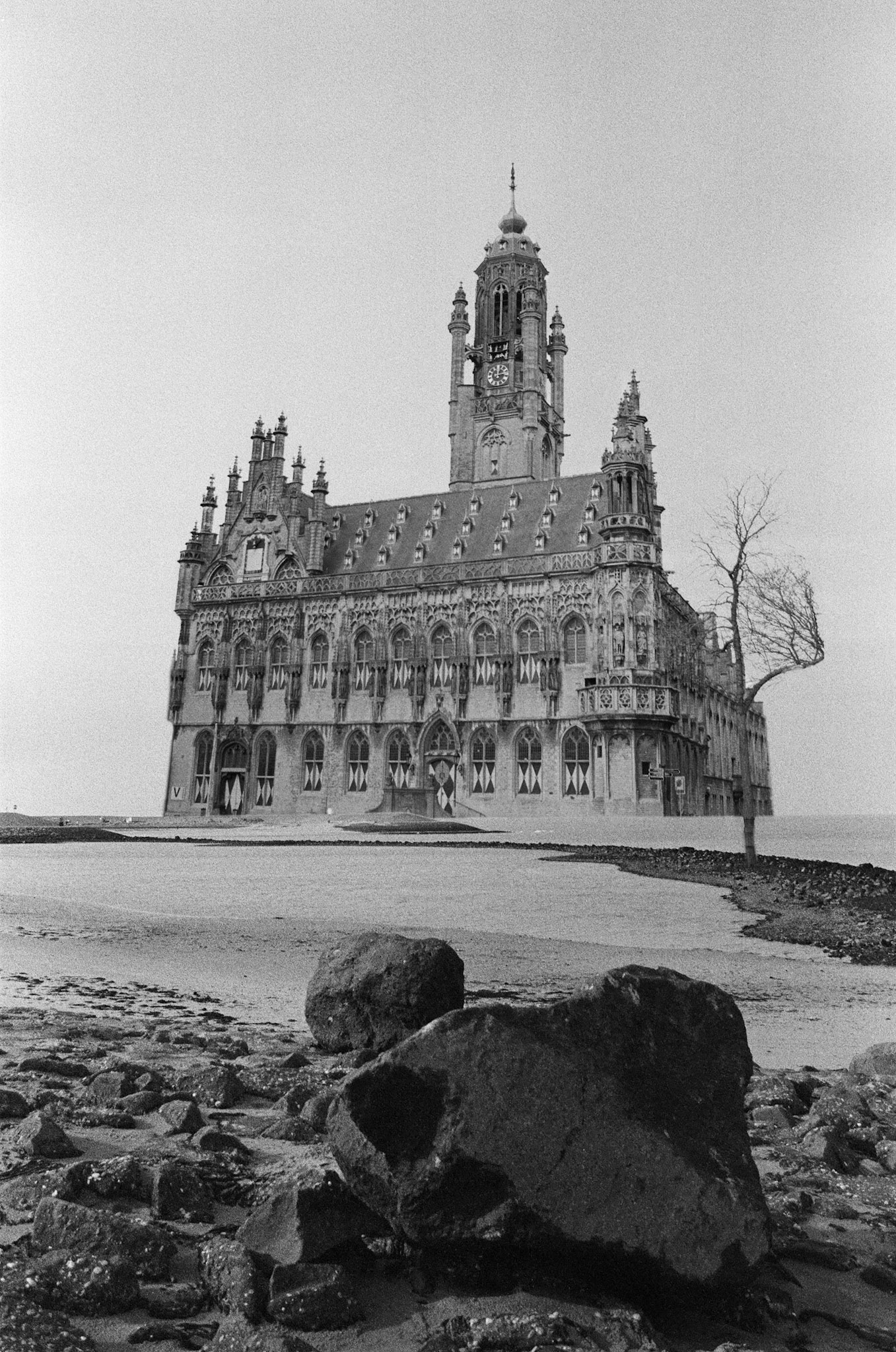 .. het stadhuis van Middelburg op het strand staat?