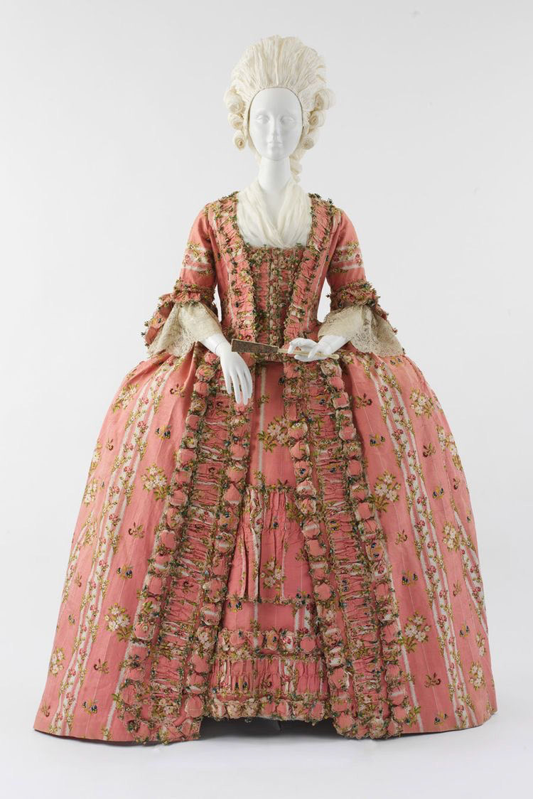 Robe à la française, 18ème siècles. La robe à la française m’a toujours beaucoup intriguée puis inspirée par son volume très prononcé aux hanches, son corset presque trop serré accentuant la poitrine, son travail d’ornementation en dentelle très raffiné, cousue dans des étoffes tissées extrêmement travaillées.