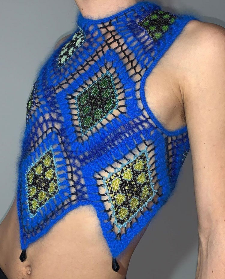 Lou de Bètoly, 2020. J’admire ici la faculté à créer son propre textile par différentes techniques (crochet, macramé) à partir de fils recyclés.