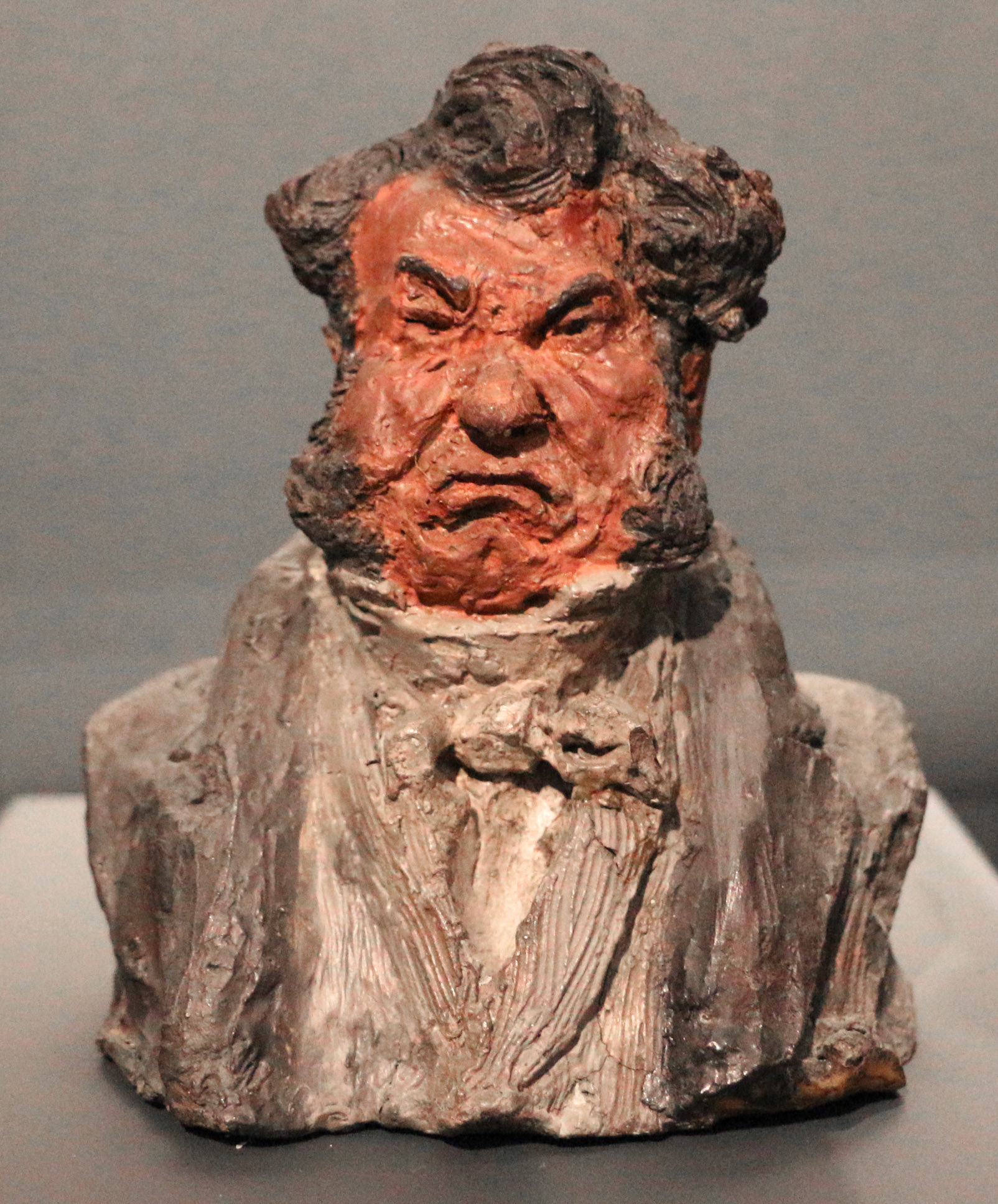 Honoré Daumier, sculpture en terre crue peinte de Laurent Cunin-Gridaine, 1832-35. Ce sont ici ces irrégularités que je trouve intéressantes, laissant encore deviner les gestes de l’artiste dans la terre, qui permettent de donner de l’expressivité et cette notion de vie à la réalisation.
