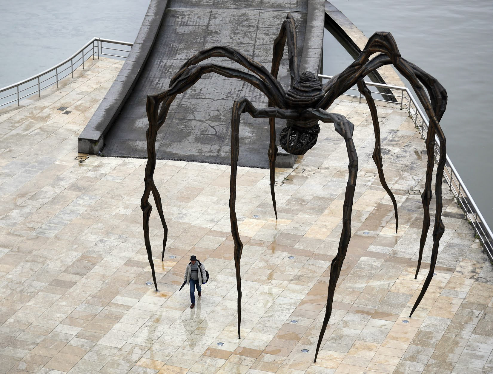 Louise Bourgeois, “Spider”, 1996. C’est ici le travail du bronze qui donne de la souplesse au matériau, donnant l’impression du mouvement, que je trouve fascinant.
