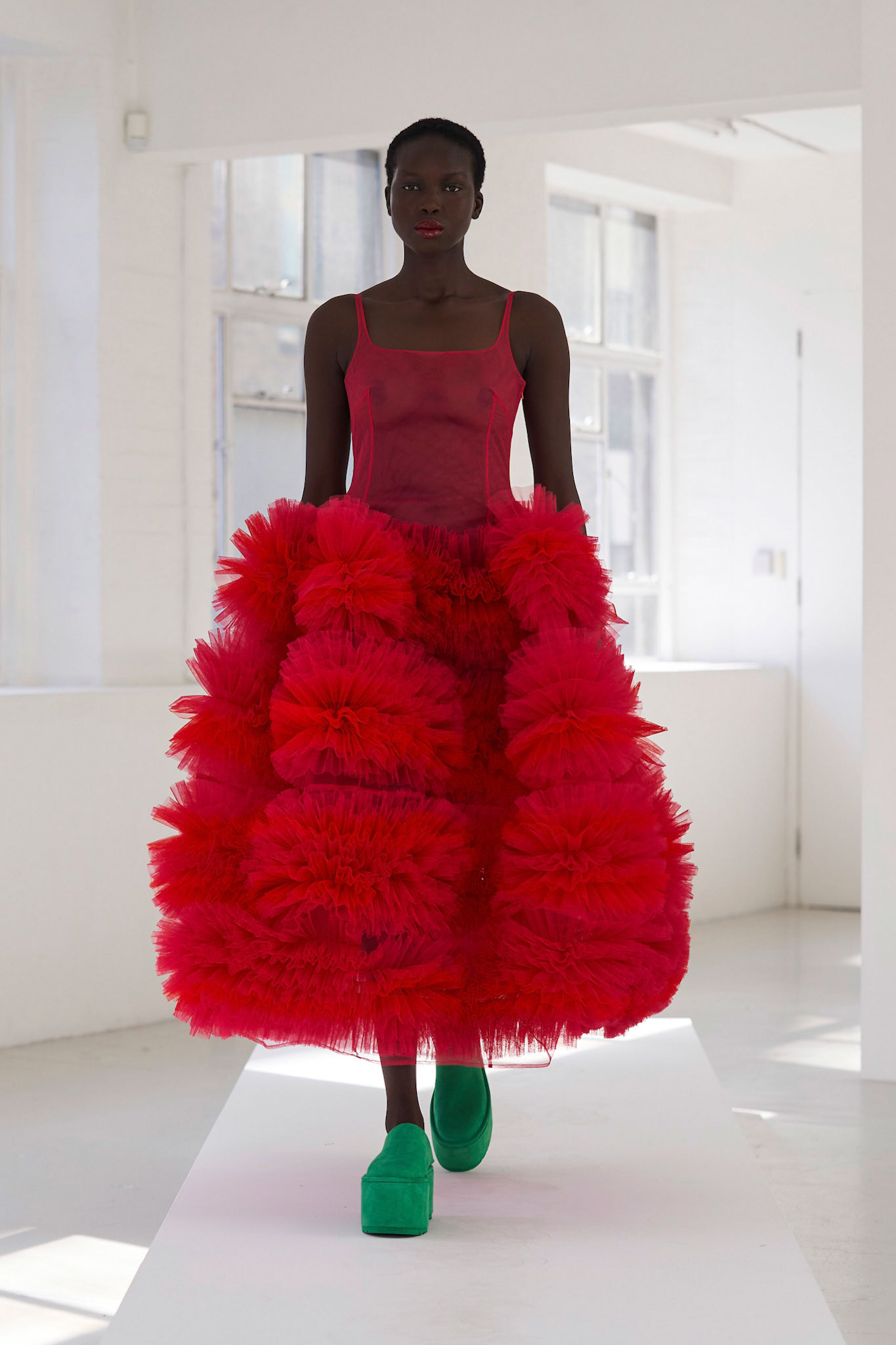 Molly Goddard, printemps été 2021. Cette robe m'intéresse beaucoup, car la créatrice arrive à créer deux effets très différents à partir d’un même tissu en jouant sur l’opacité et la transparence, la finesse du textile qui prend un volume beaucoup plus important quand on le plie et le fronce.