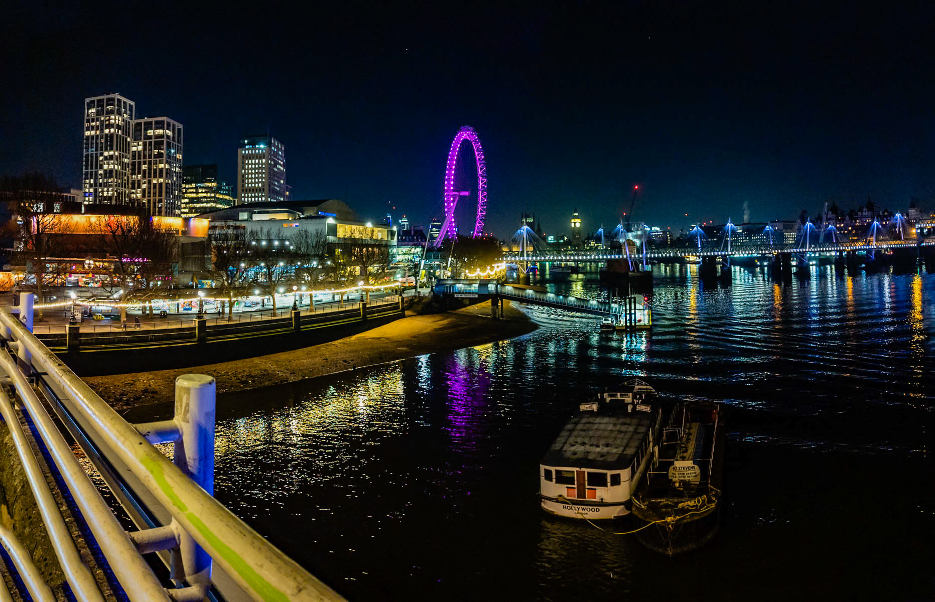 Nightsscene from Waterloo Bridge London