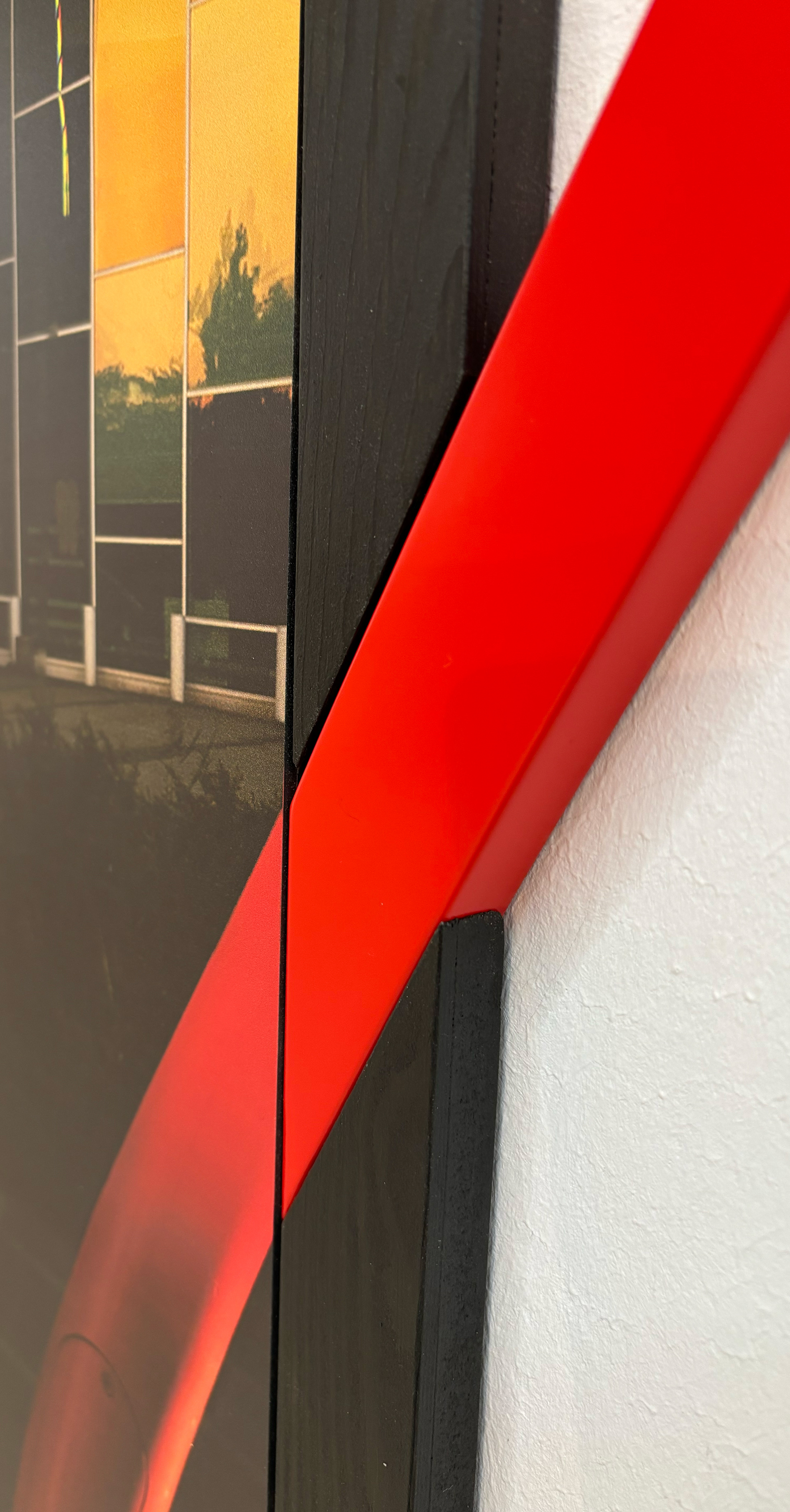 Abstraktion med foto og lampe, detalje. 